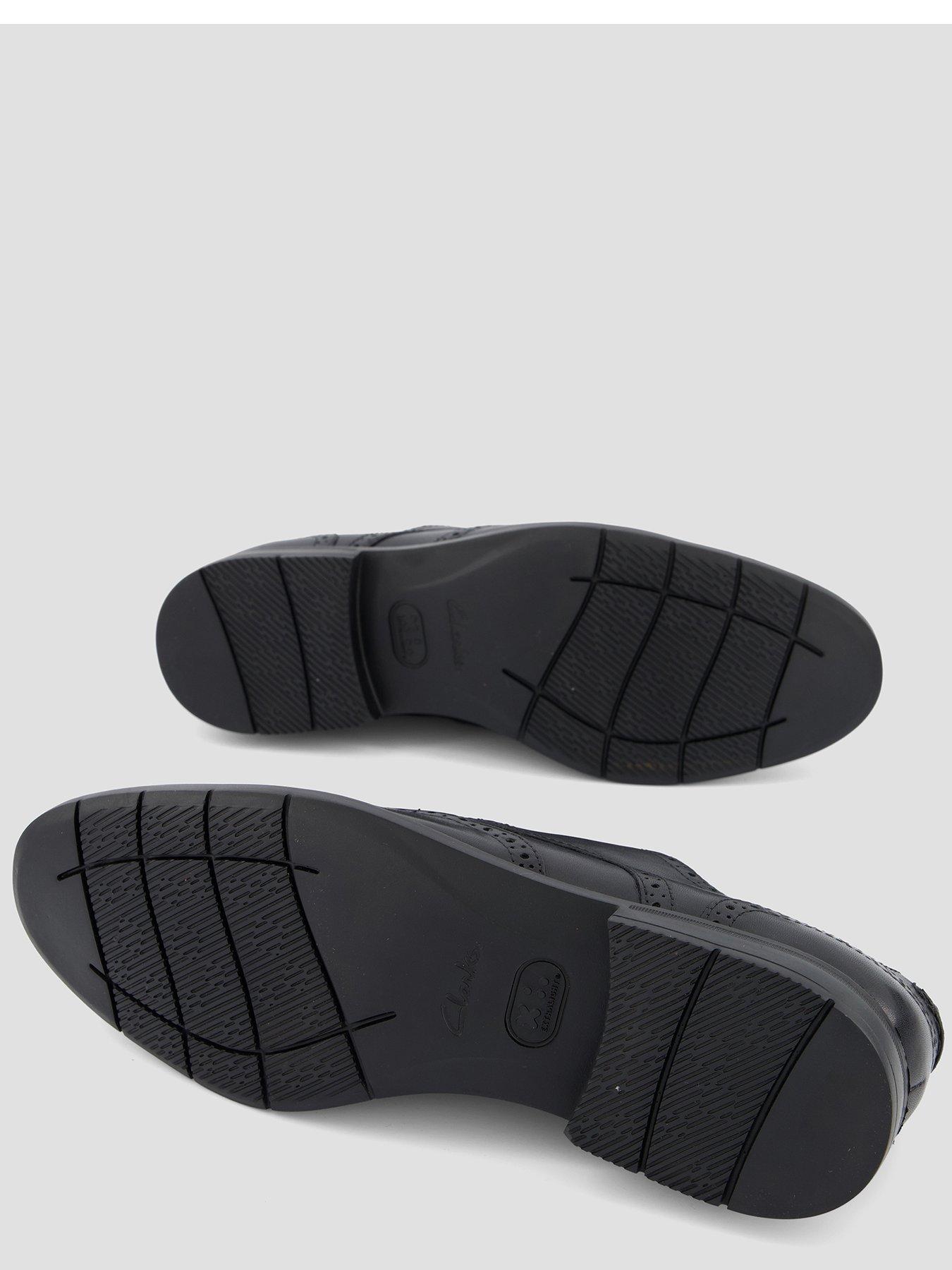 clarks-clarks-banbury-tip-black-leatherdetail