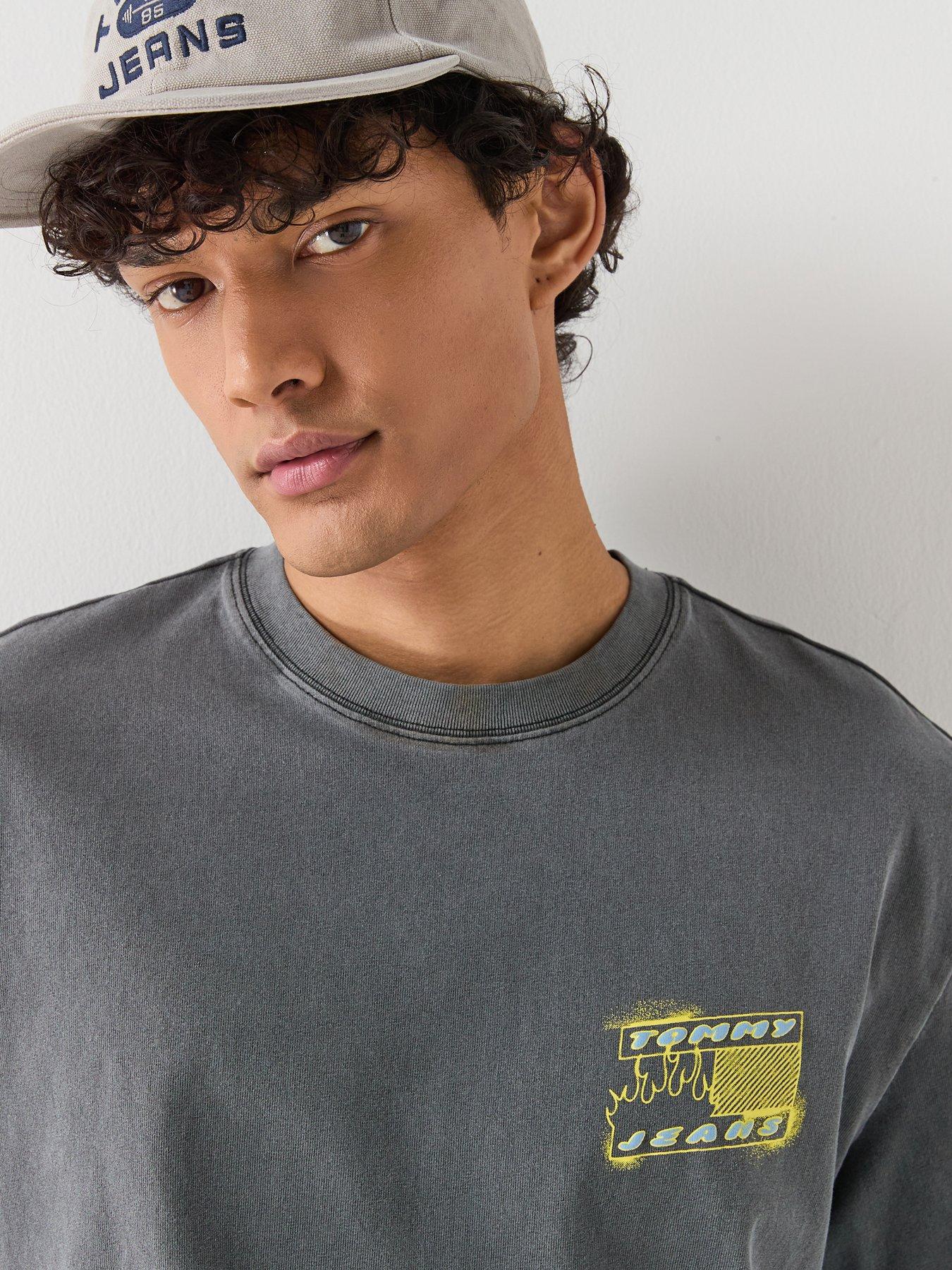 tommy-jeans-back-graphic-90s-bubble-flag-t-shirt-blackoutfit