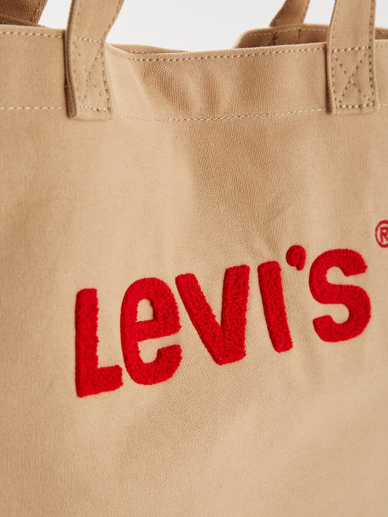 levis-everyday-graphic-toteoutfit