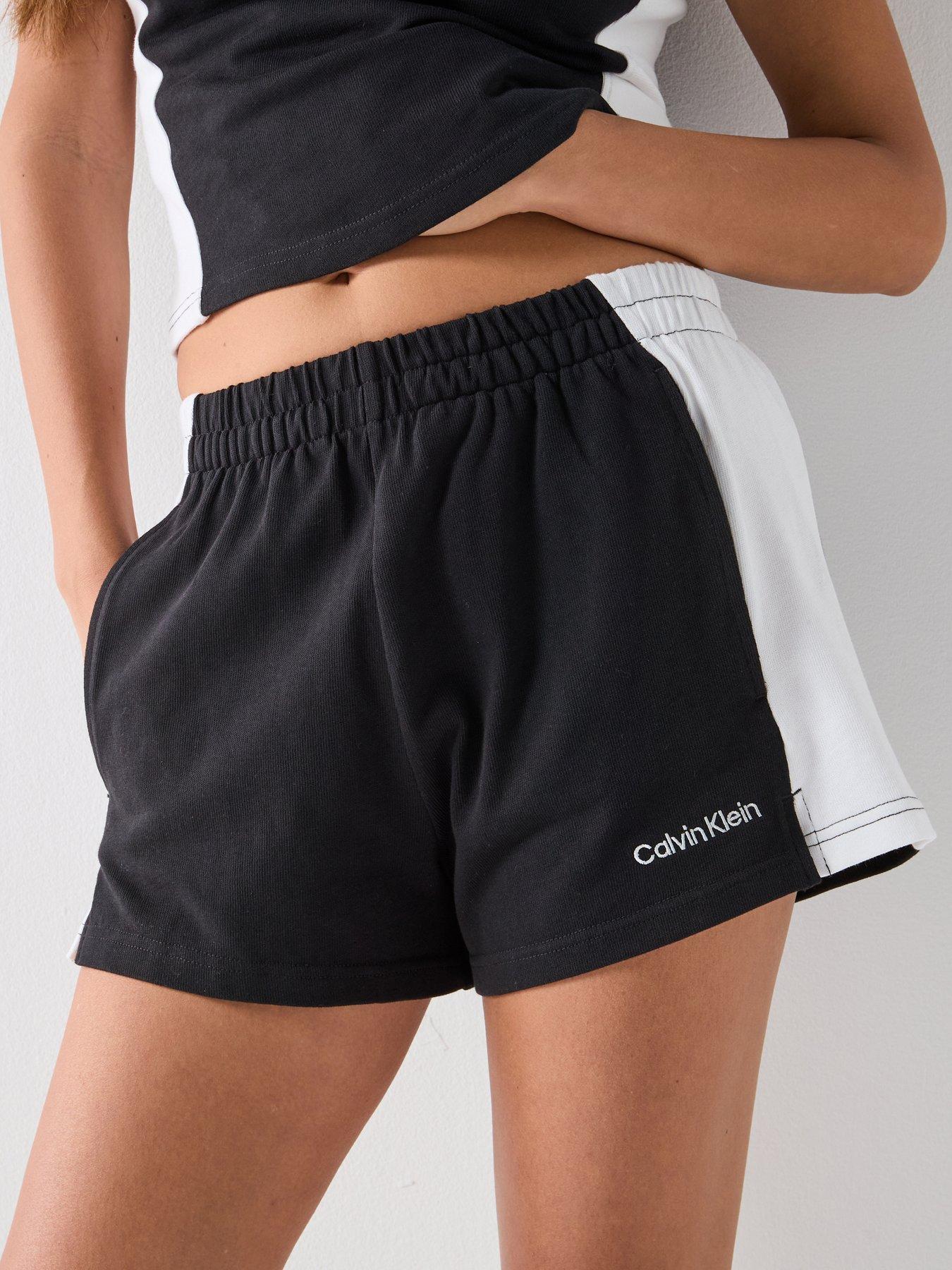 calvin-klein-shorts-blackoutfit
