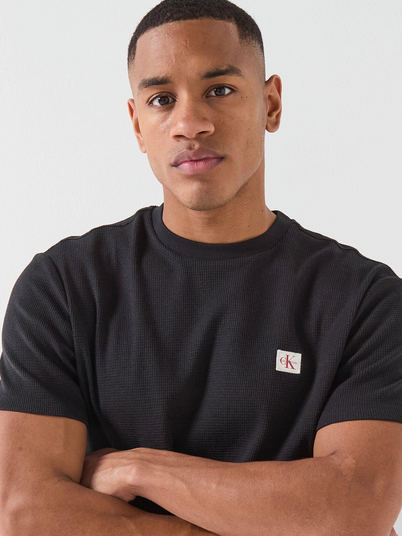 calvin-klein-jeans-waffle-badge-t-shirt-blackoutfit