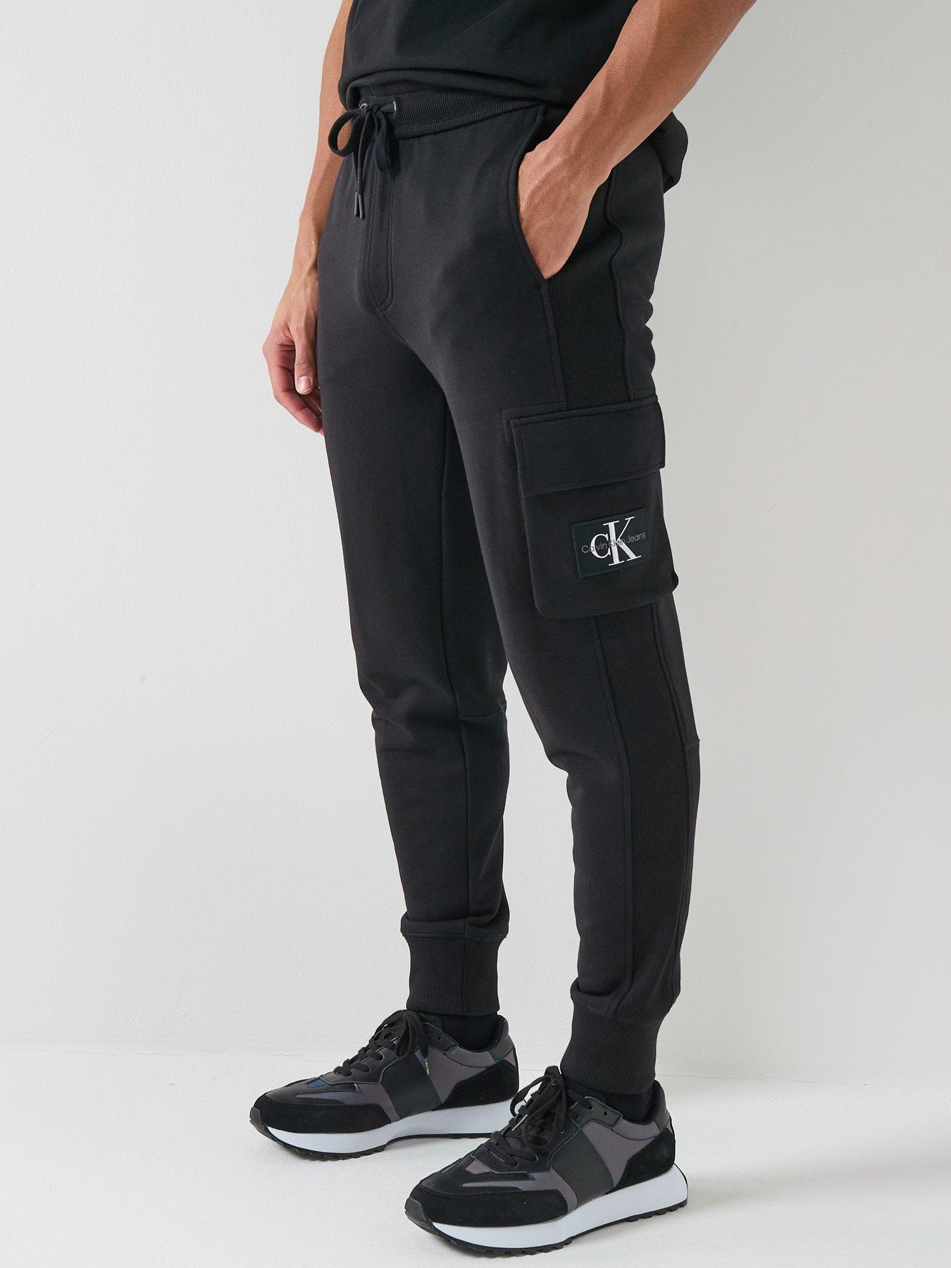 calvin-klein-jeans-badge-cargo-joggers-blackoutfit