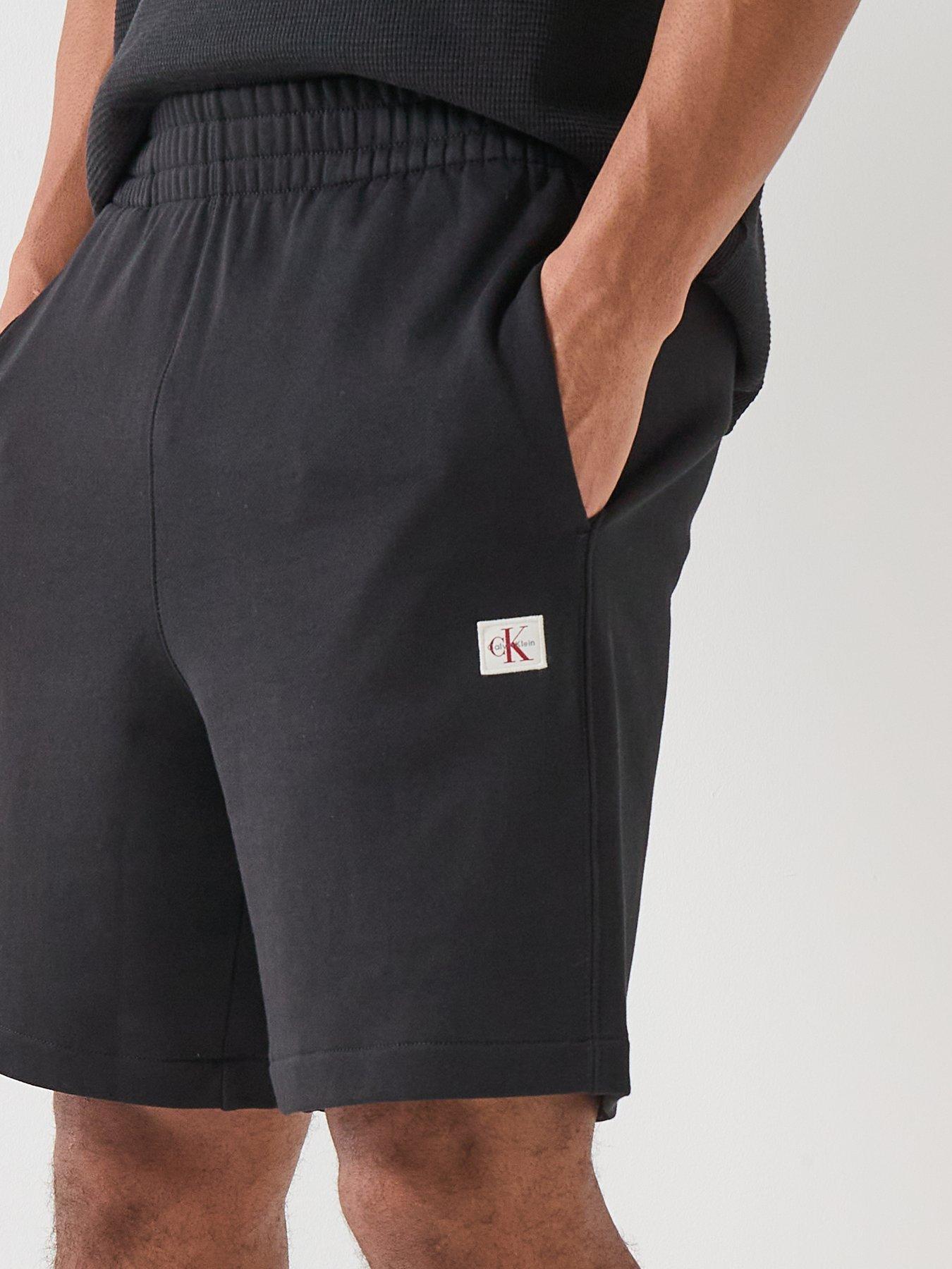 calvin-klein-jeans-sweat-badge-short-shorts-blackoutfit