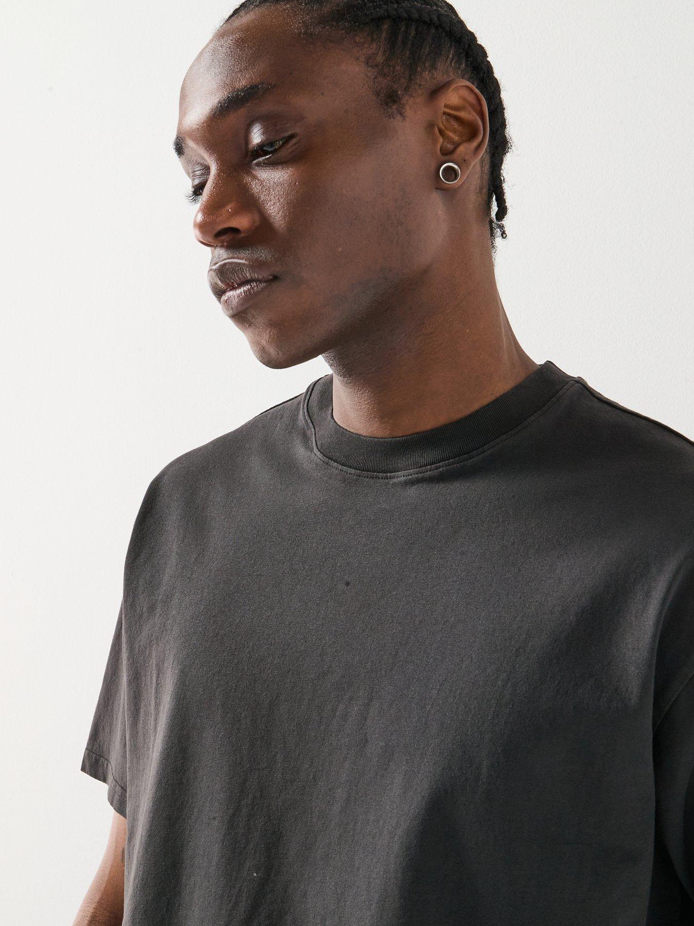 levis-boxy-short-sleeve-t-shirt-blackoutfit