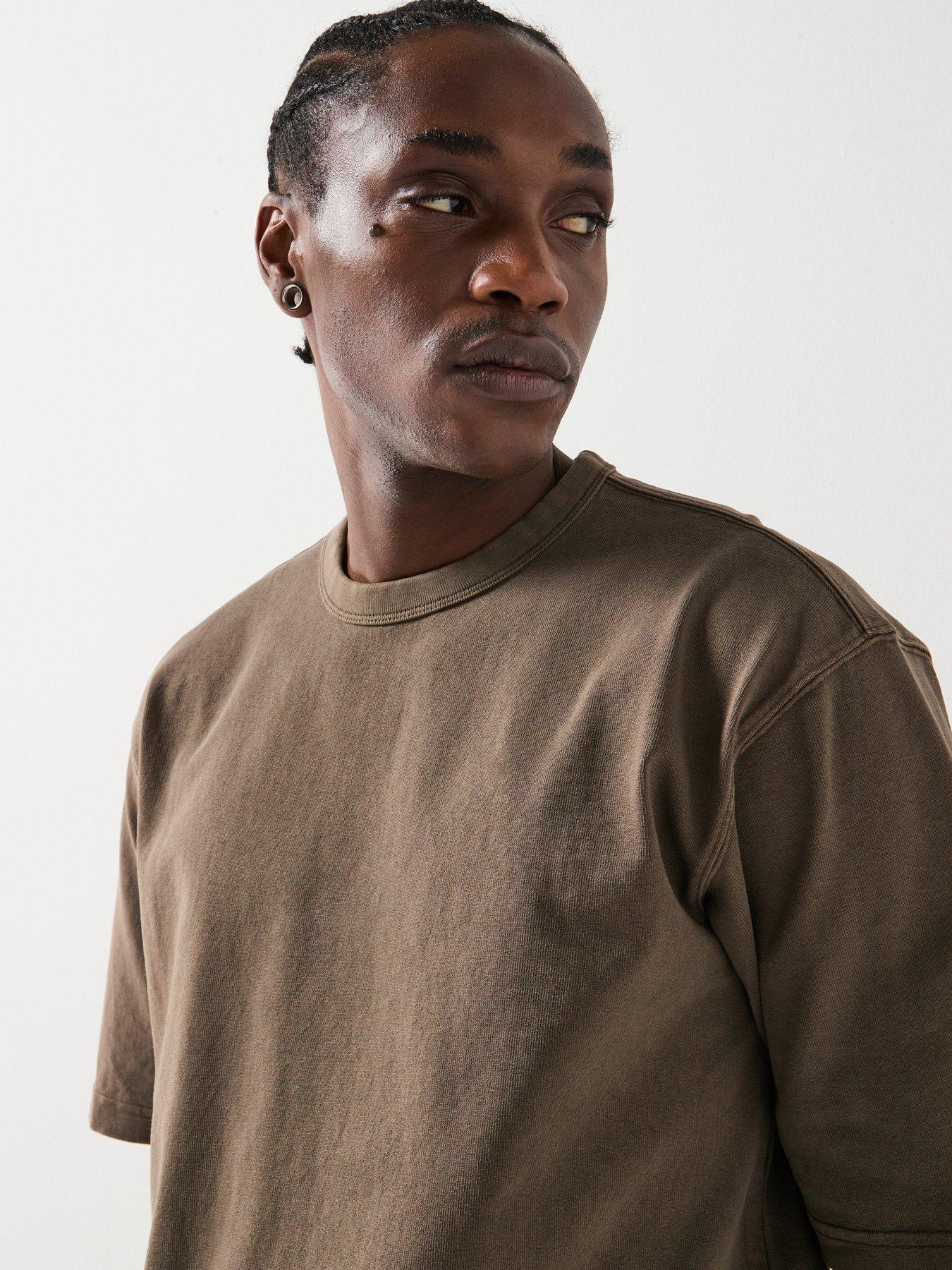 levis-heavyweight-loose-fit-t-shirt-brownoutfit