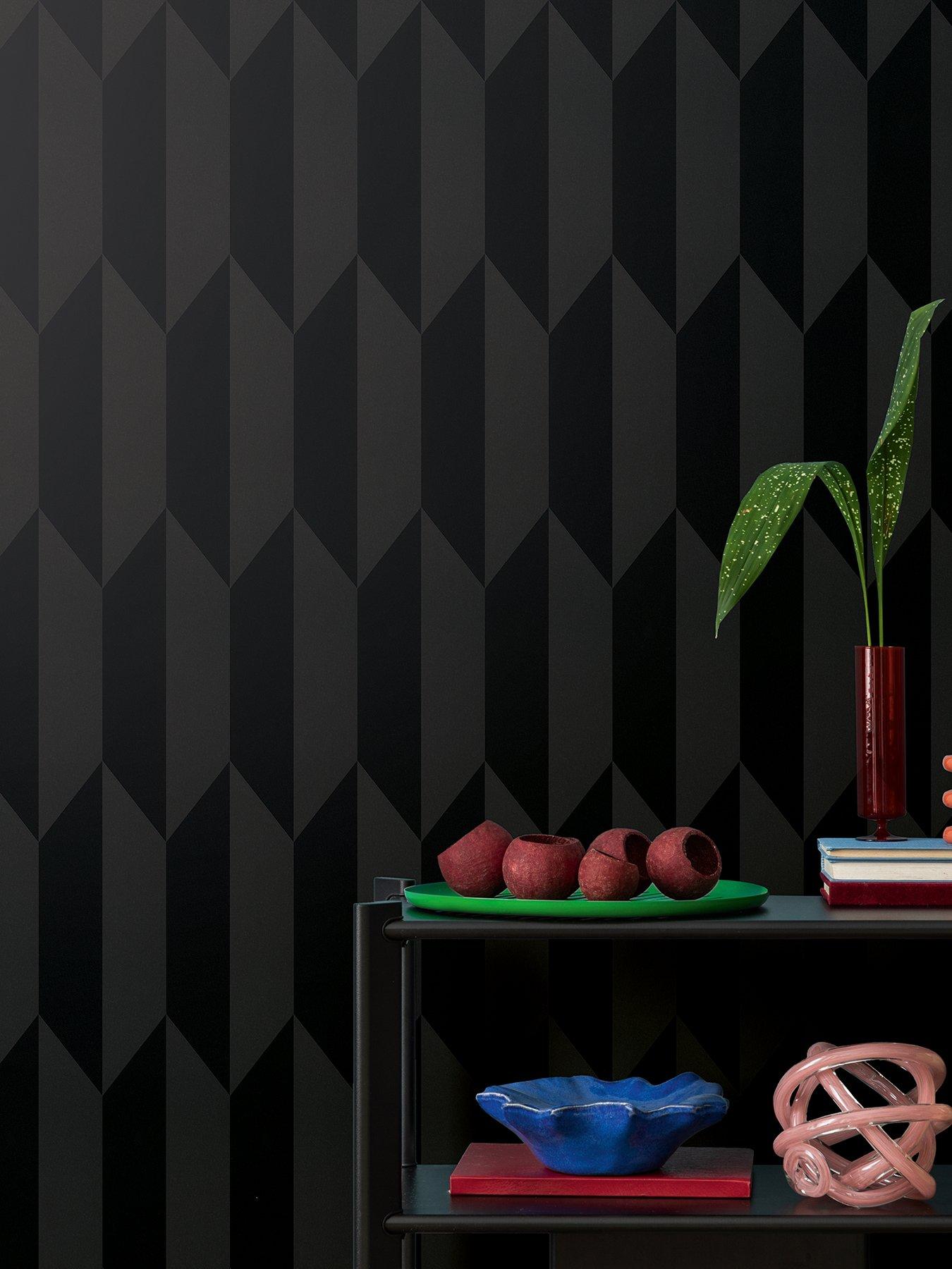 cosmoliving-by-cosmopolitan-graphic-groove-edge-black-non-woven-wallpaper