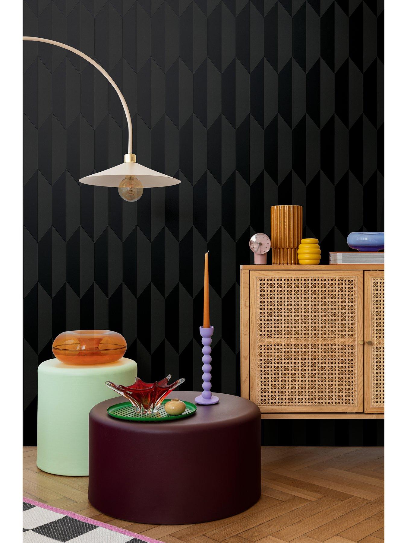 cosmoliving-by-cosmopolitan-graphic-groove-edge-black-non-woven-wallpaperback