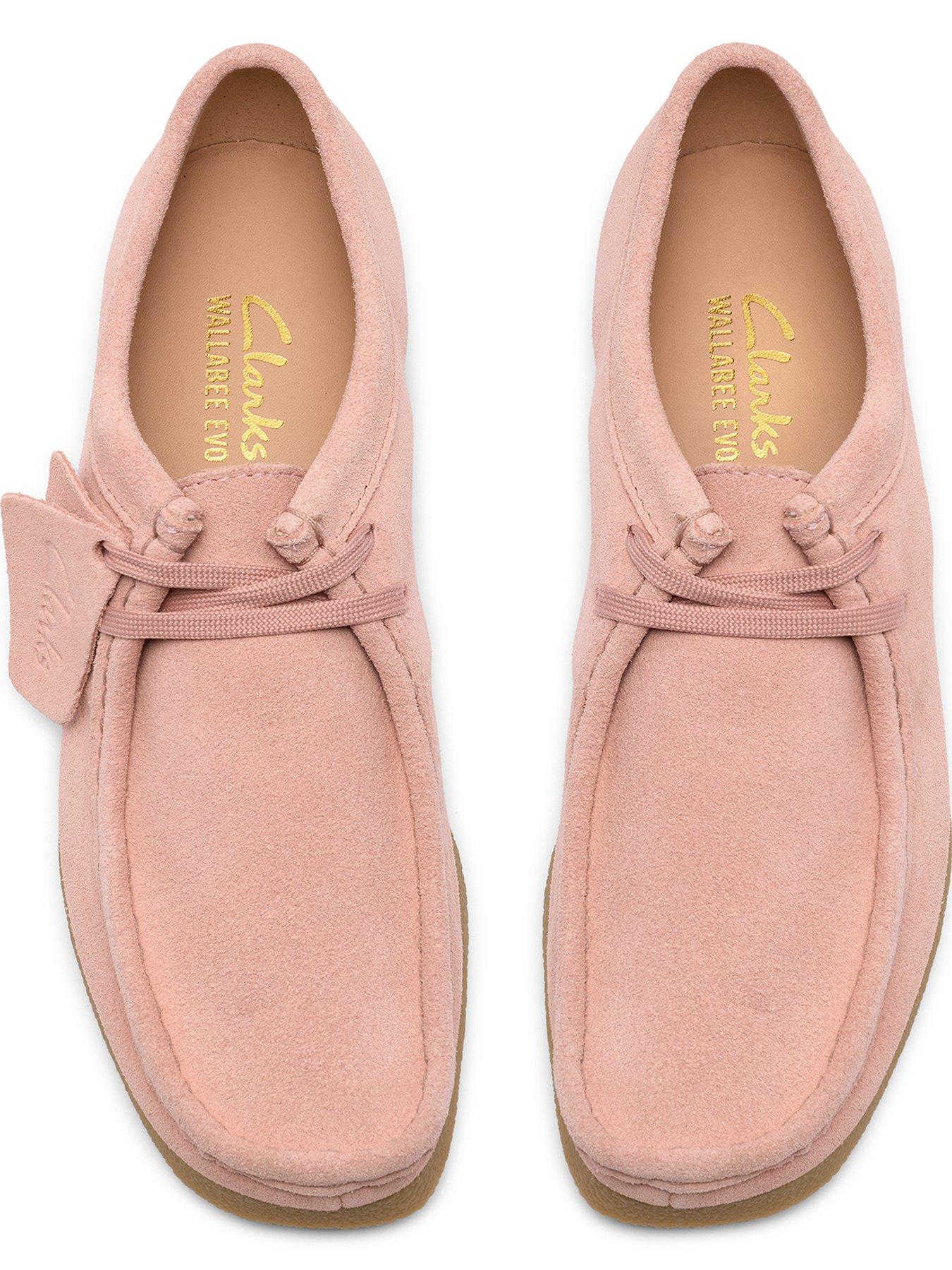 clarks-wallabeeevosh-shoes-light-pink-suedeoutfit