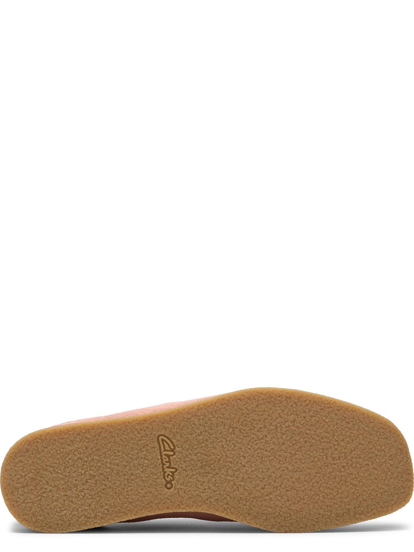 clarks-wallabeeevosh-shoes-light-pink-suededetail