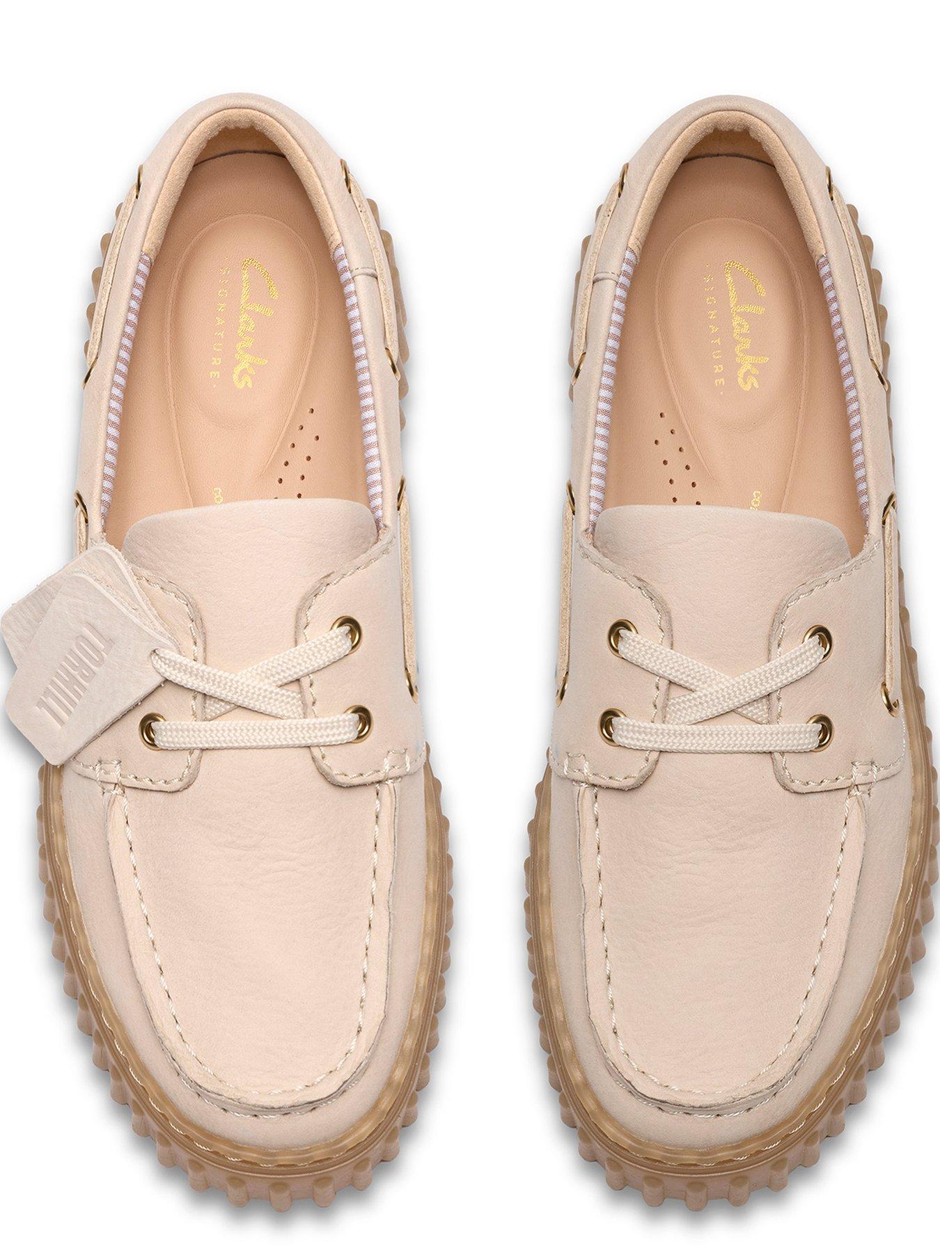 clarks-torhill-boat-shoes-cream-nubuckoutfit