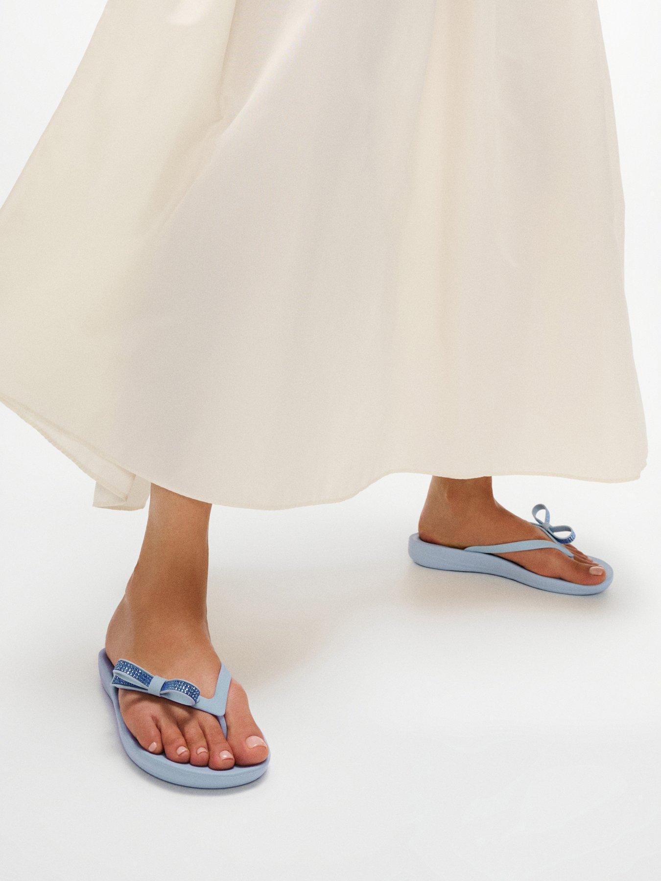 fitflop-iqushion-glitz-bow-flip-flops-cloudy-blue