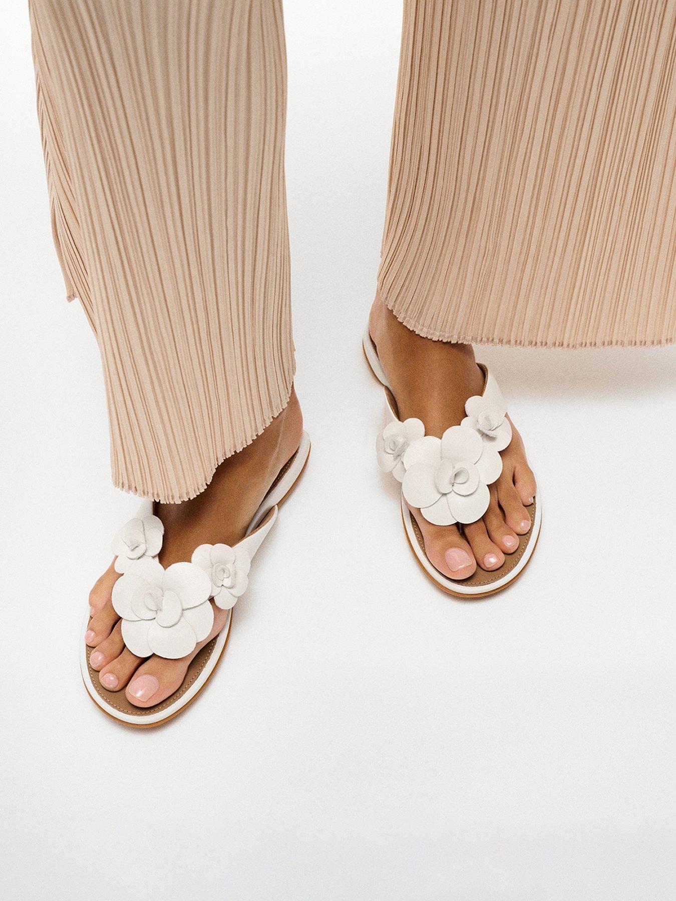 FitFlop Gracie Flower Leather Flip Flops - Urban White