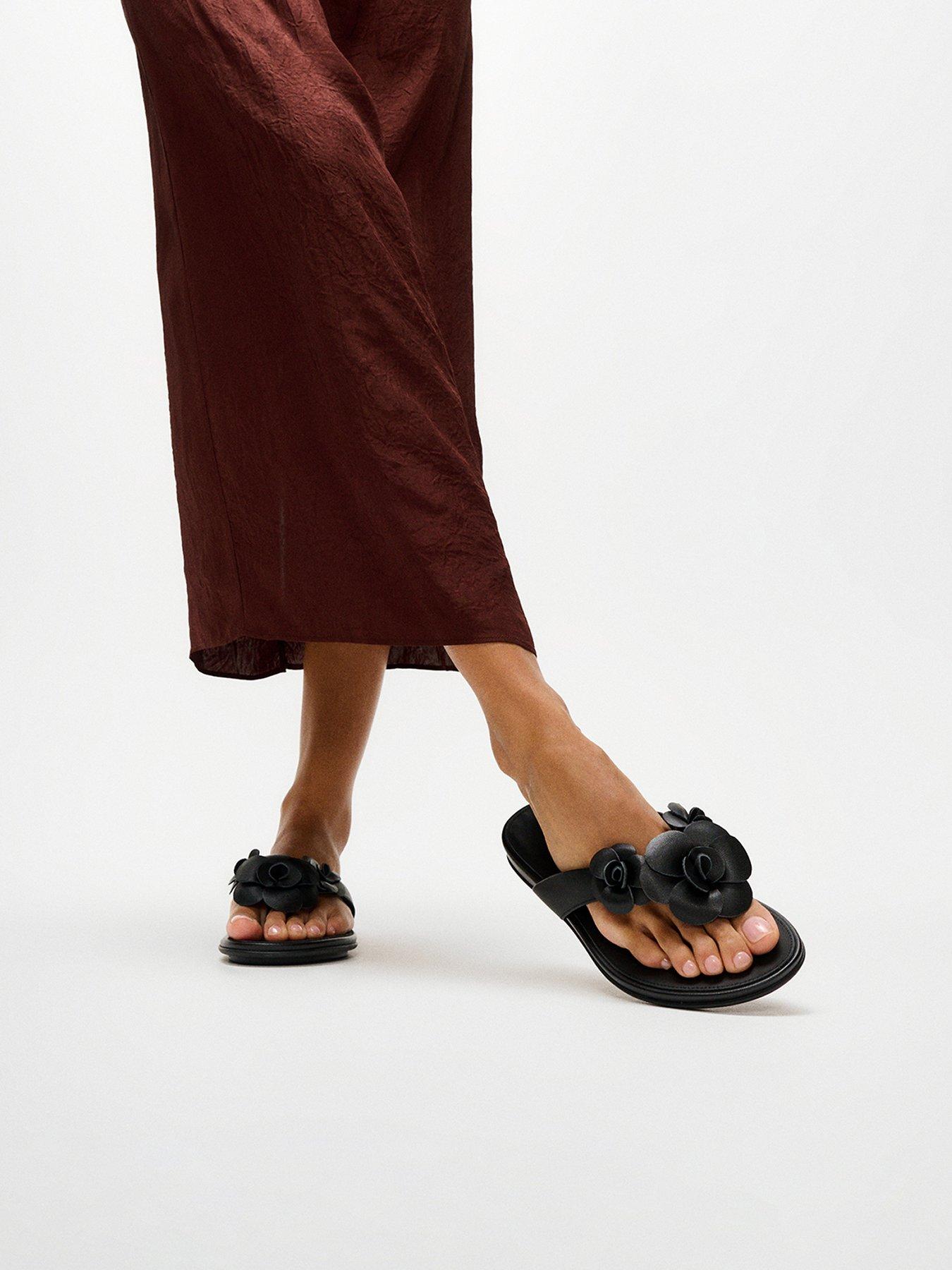 fitflop-gracie-flower-leather-flip-flops-black