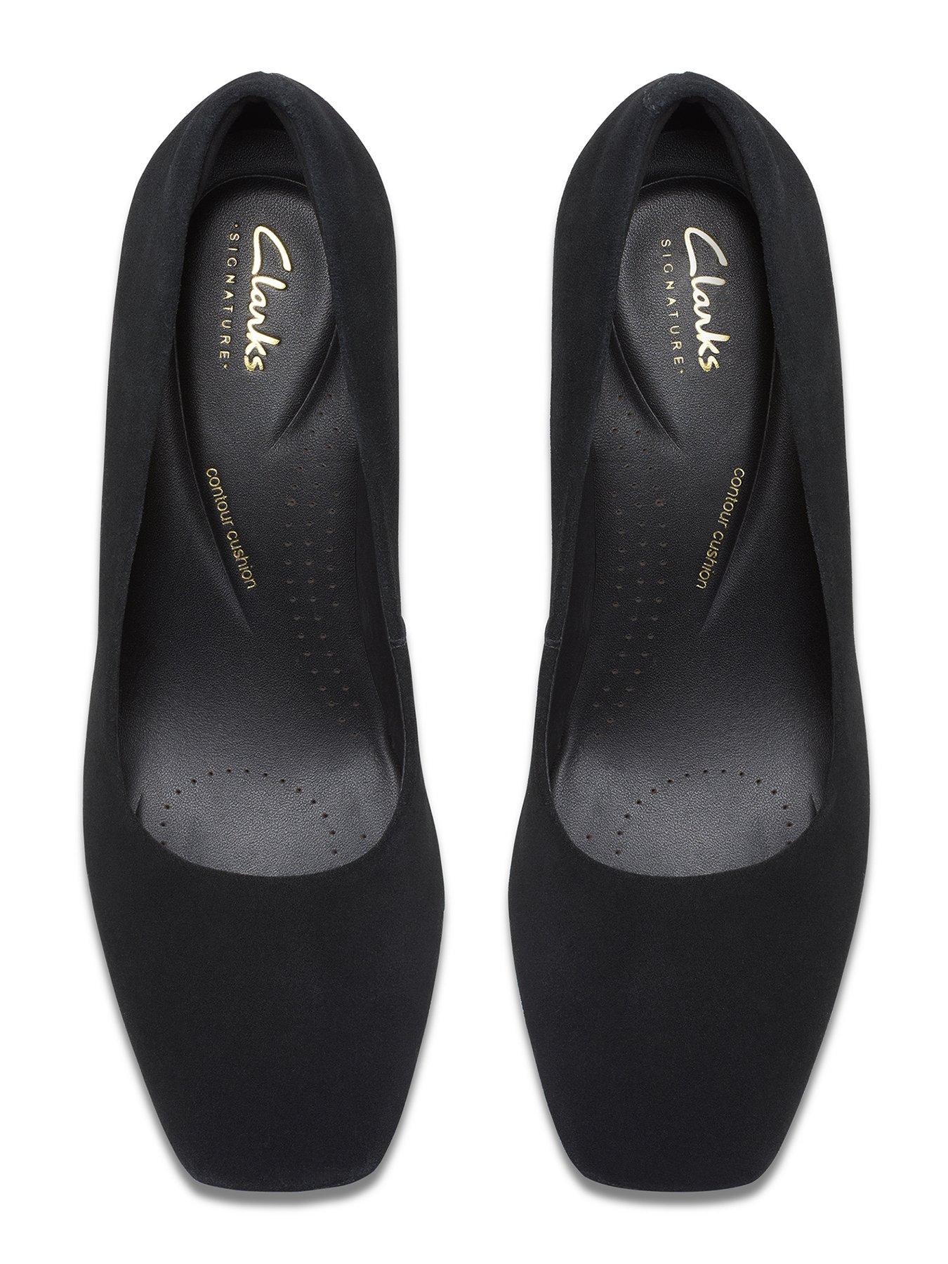 clarks-fernie-block-heel-suede-court-blackoutfit