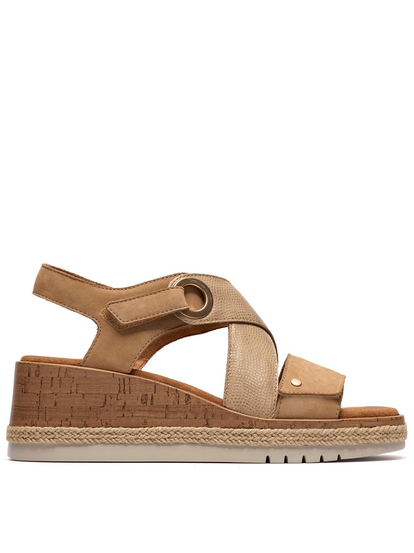 clarks-kidiki-sun-wide-fit-sandals-beige-combi