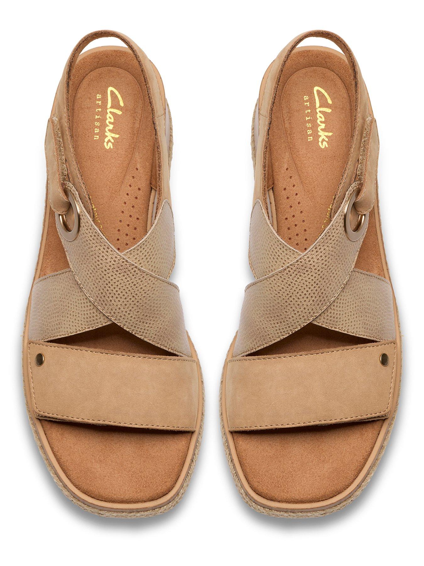 clarks-kidiki-sun-wide-fit-sandals-beige-combioutfit