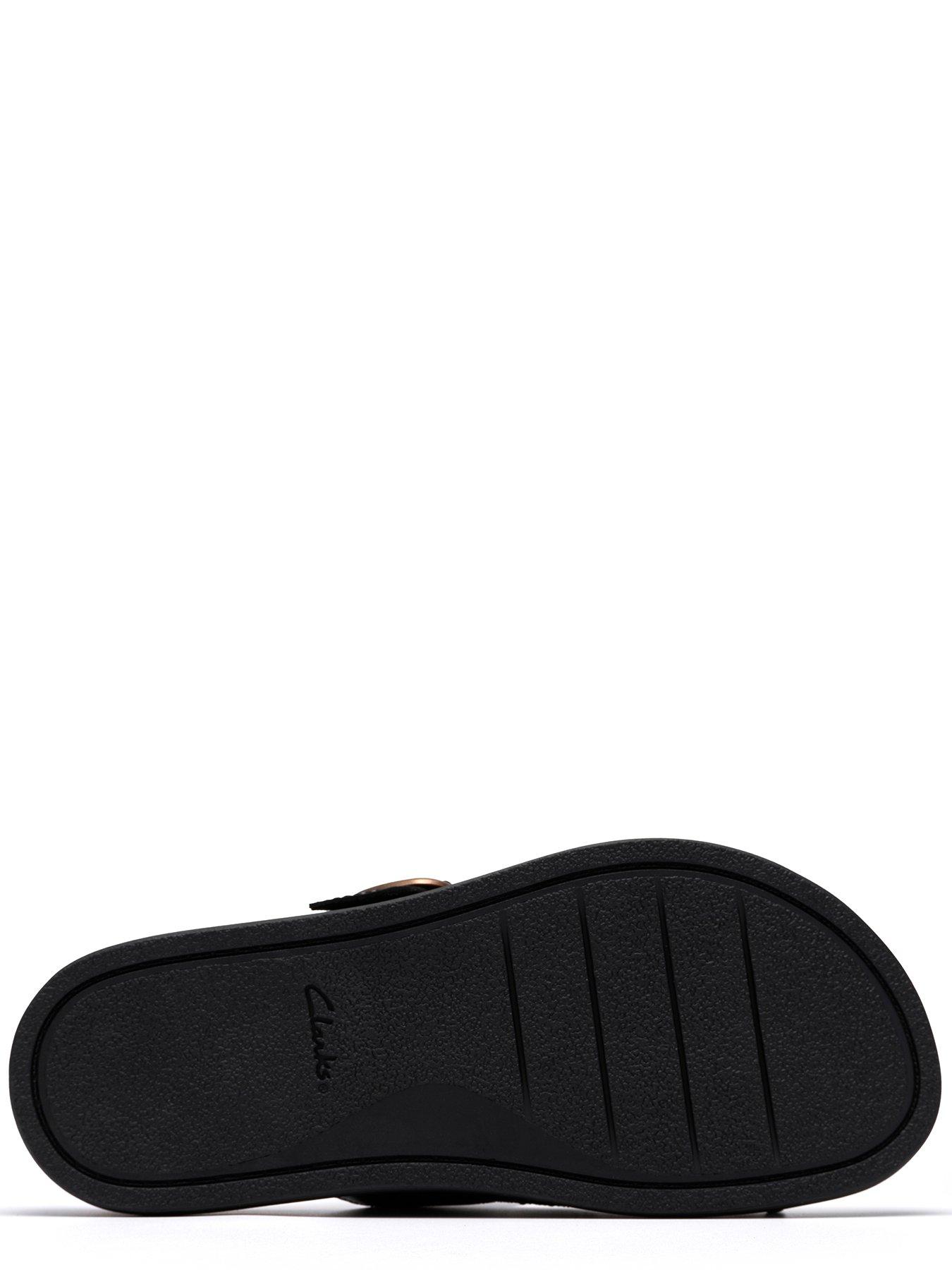 clarks-arwell-step-wide-fit-sandals-black-leatherdetail