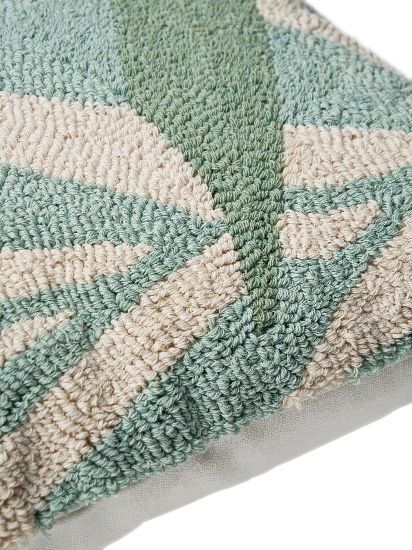 the-very-collection-palm-springs-tufted-cushiondetail