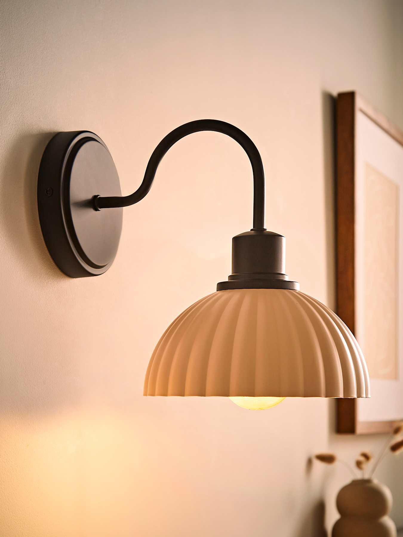valuelights-bourton-matte-black-ribbed-dome-wall-lightback