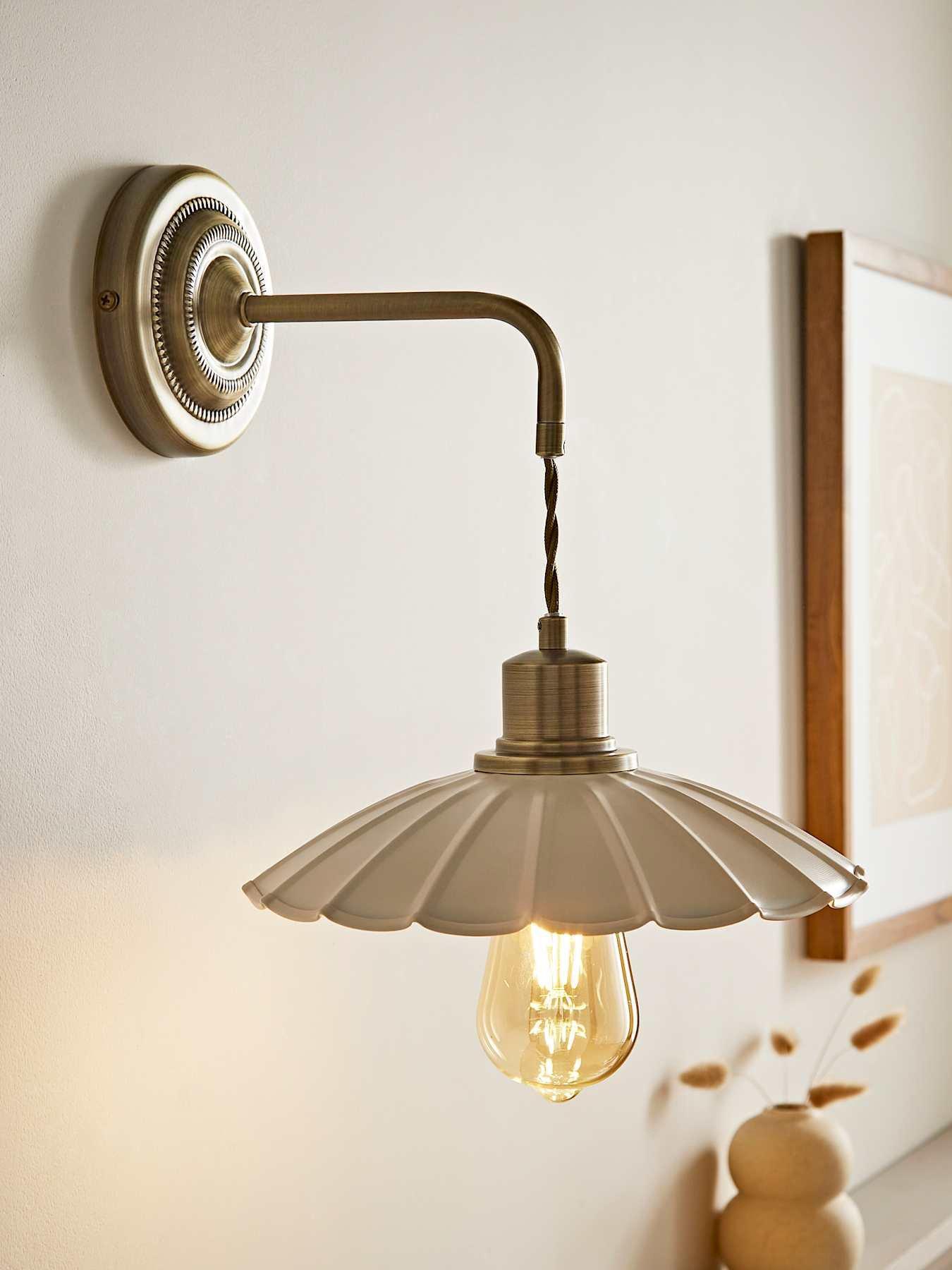 valuelights-holborn-scallop-adjustable-wall-light