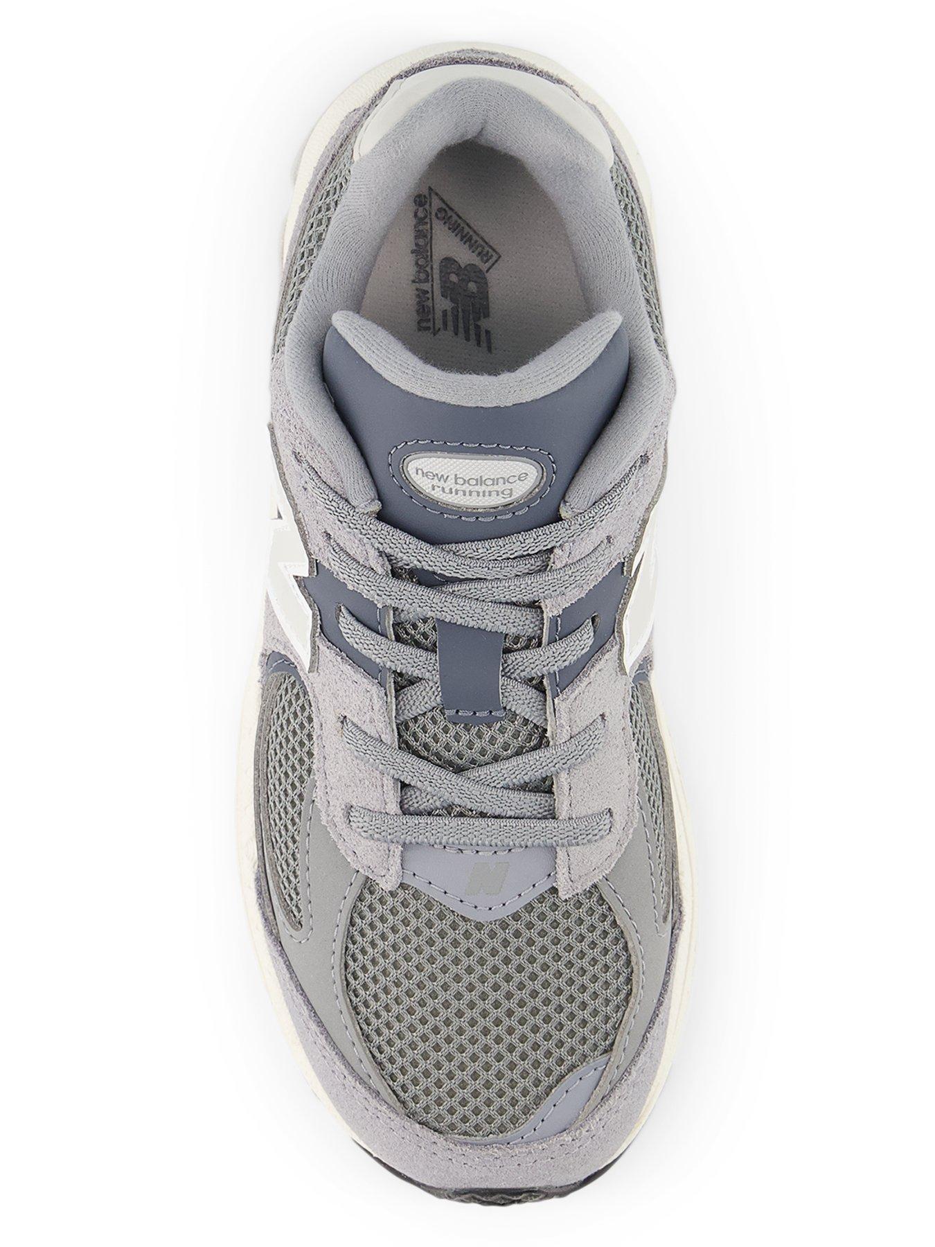 new-balance-kids-2002-trainer-greyoutfit