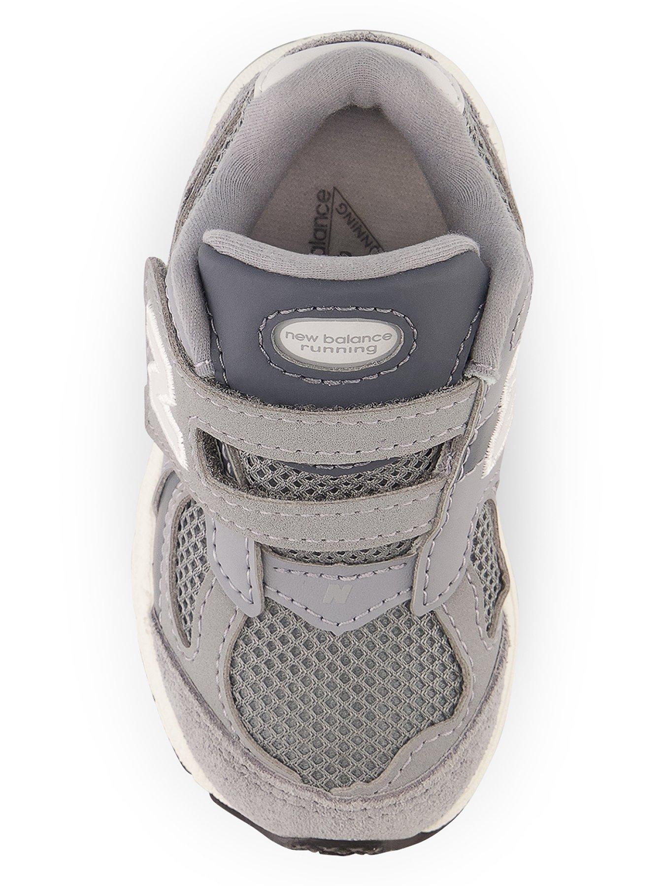 new-balance-infant-2002-trainer-greyoutfit