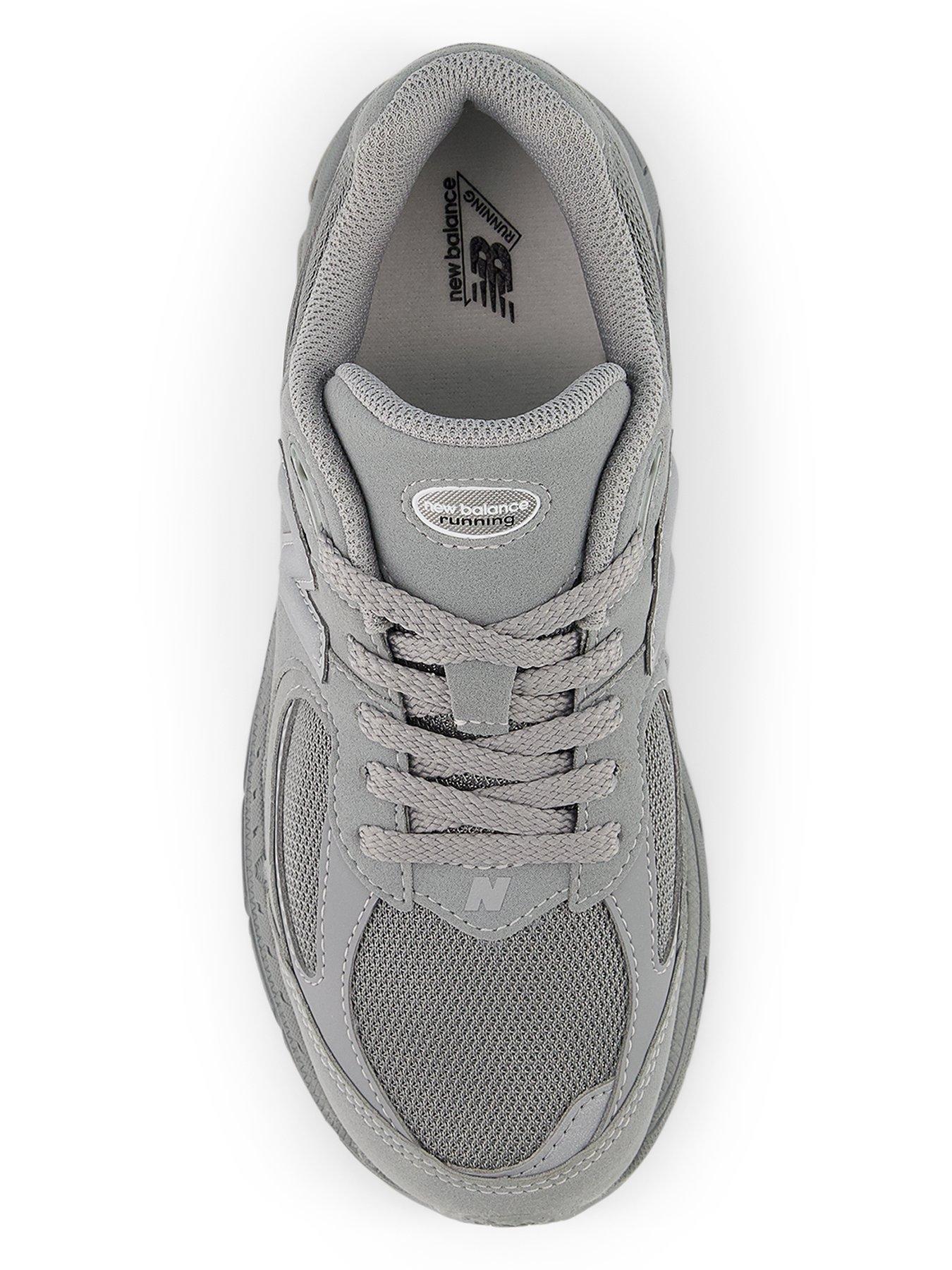 new-balance-junior-2002-trainer-greyoutfit