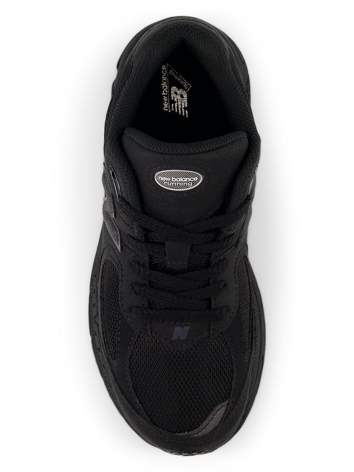new-balance-junior-2002-trainer-blackoutfit