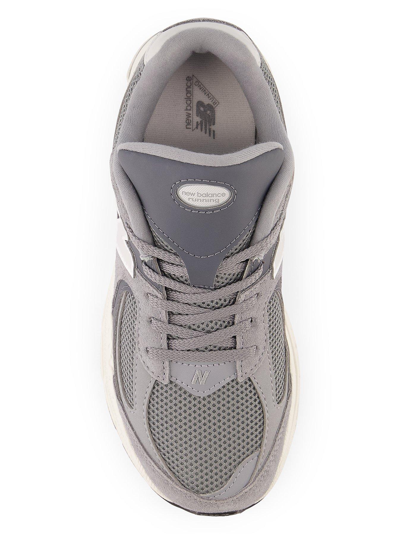 new-balance-junior-2002-trainer-blueoutfit