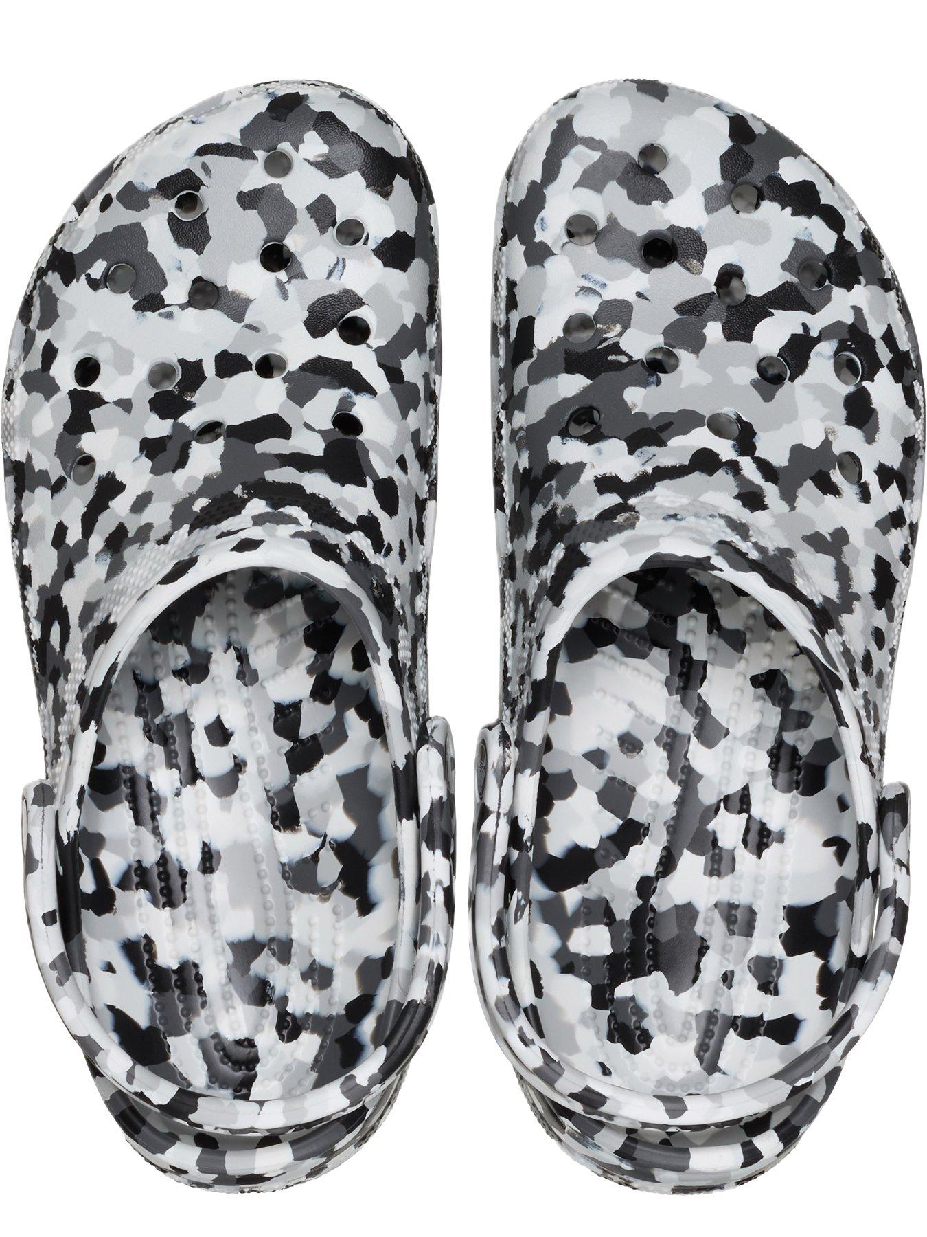 crocs-mens-classic-confetti-clog-sandal-blackwhiteoutfit