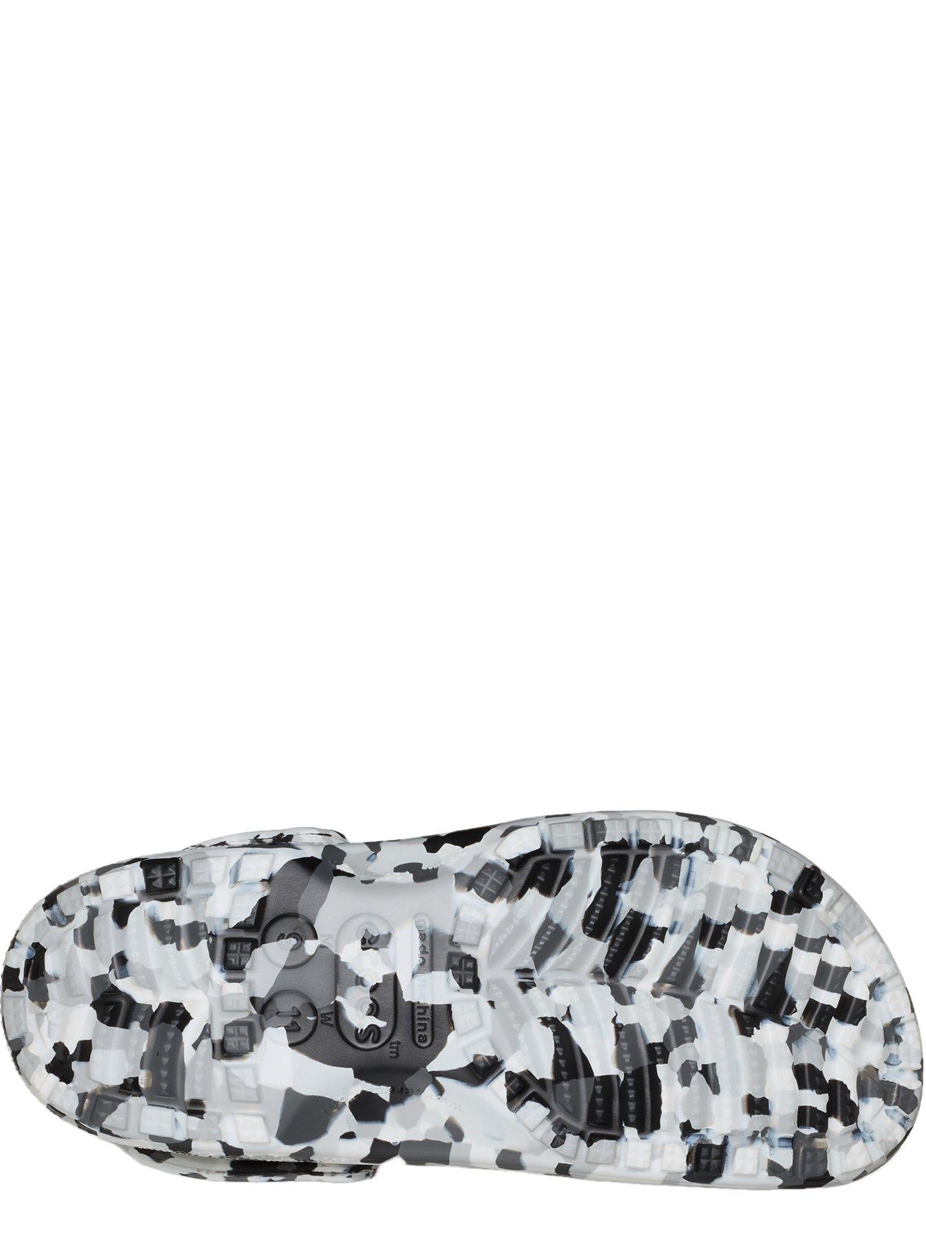 crocs-mens-classic-confetti-clog-sandal-blackwhitedetail