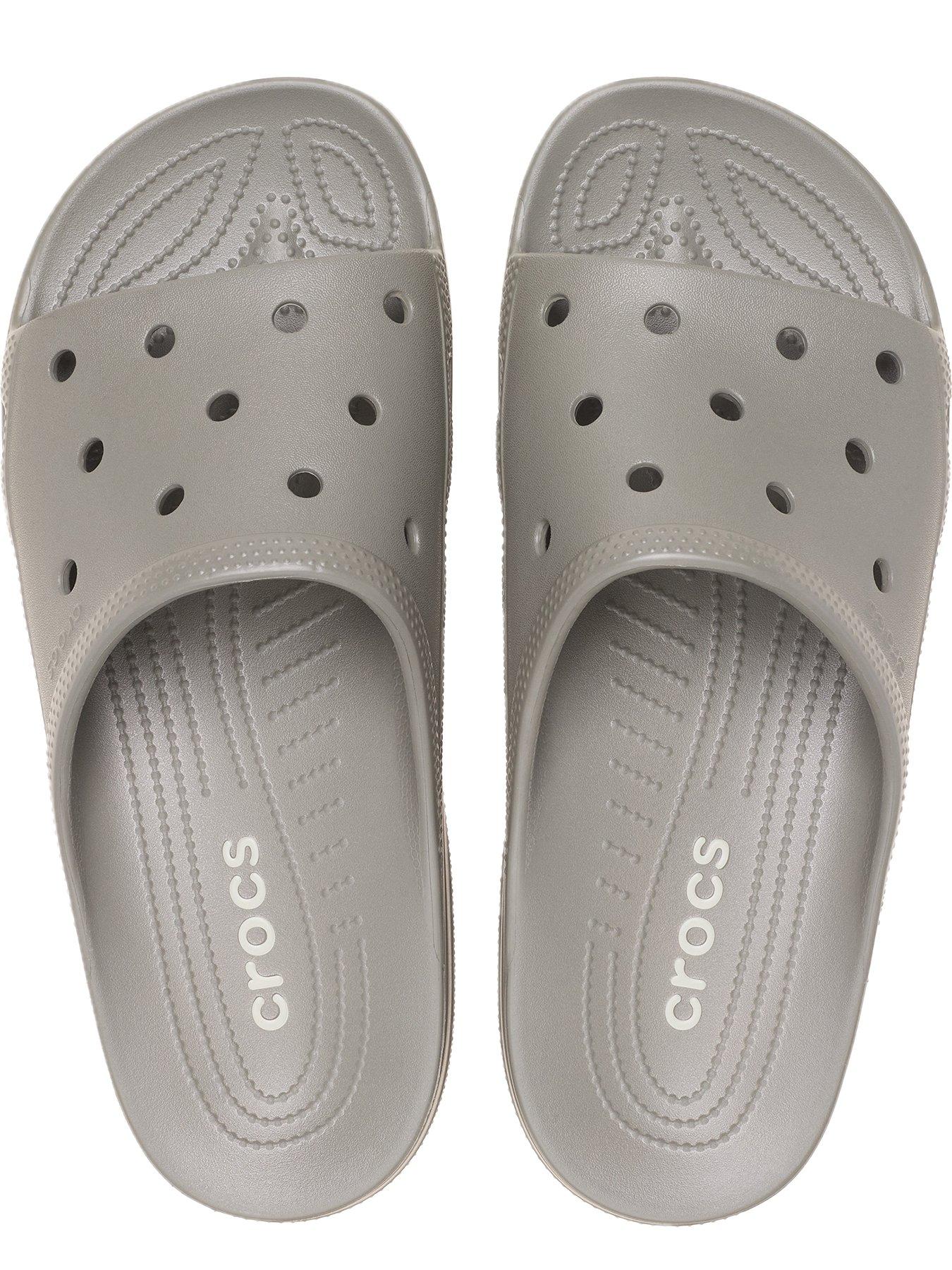 crocs-mens-sliders-khakioutfit