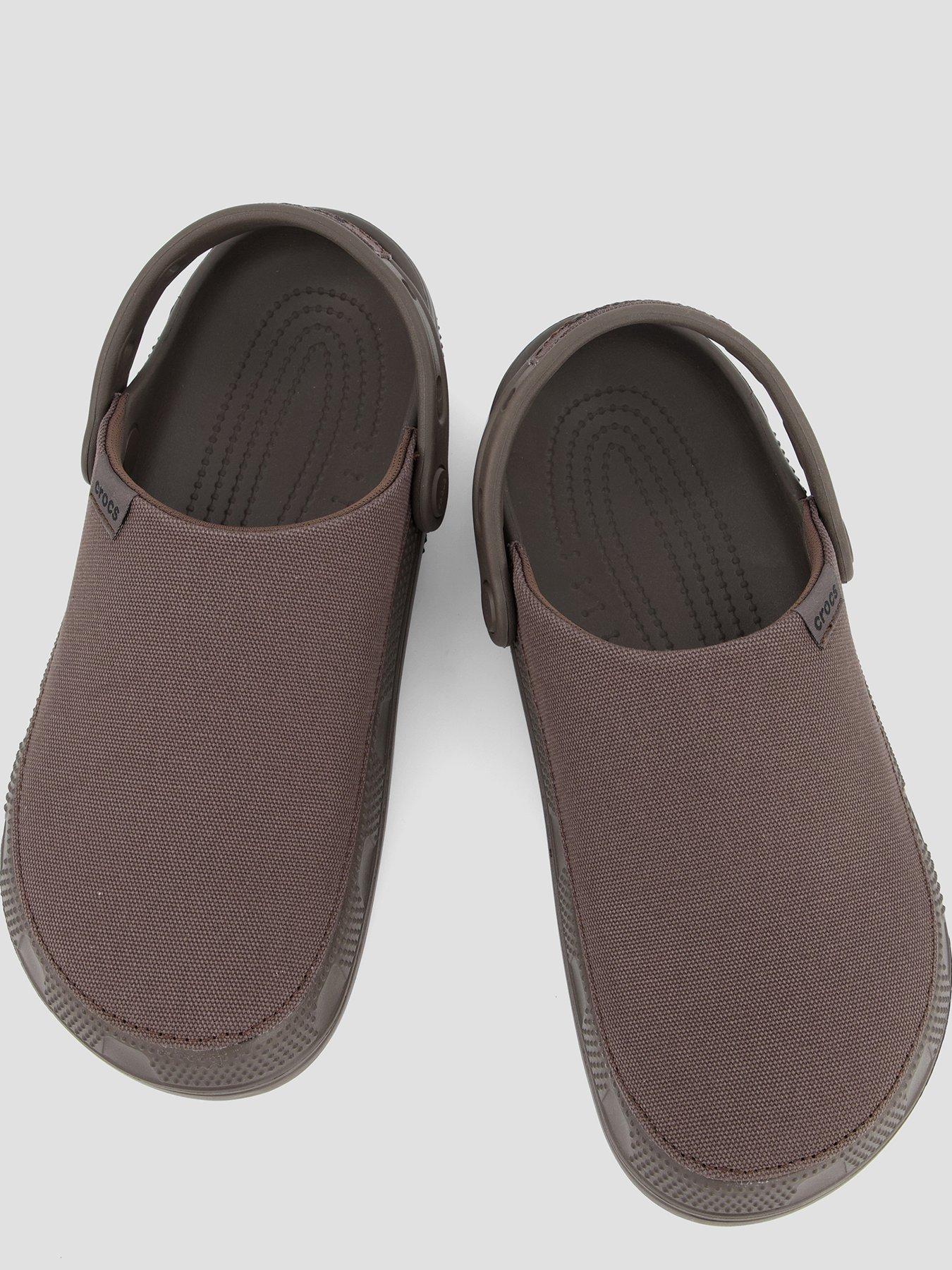 crocs-crocs-mens-classic-crafted-clog-sandaloutfit