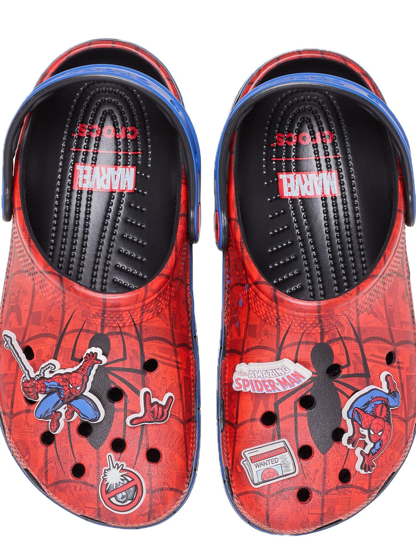 crocs-crocs-mens-spiderman-web-classic-clog-sandaloutfit