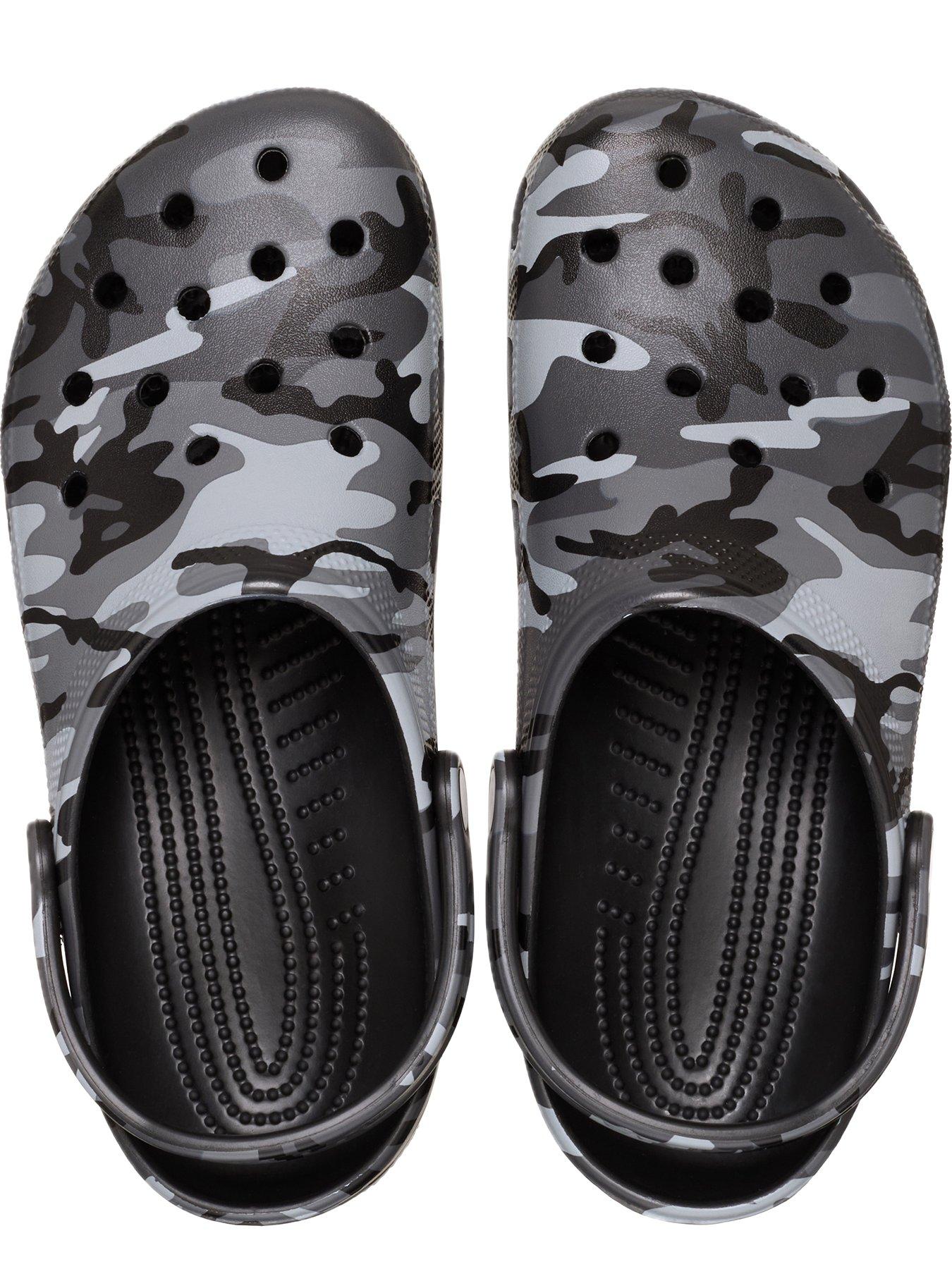 crocs-mens-classic-camouflage-clog-sandal-blackoutfit