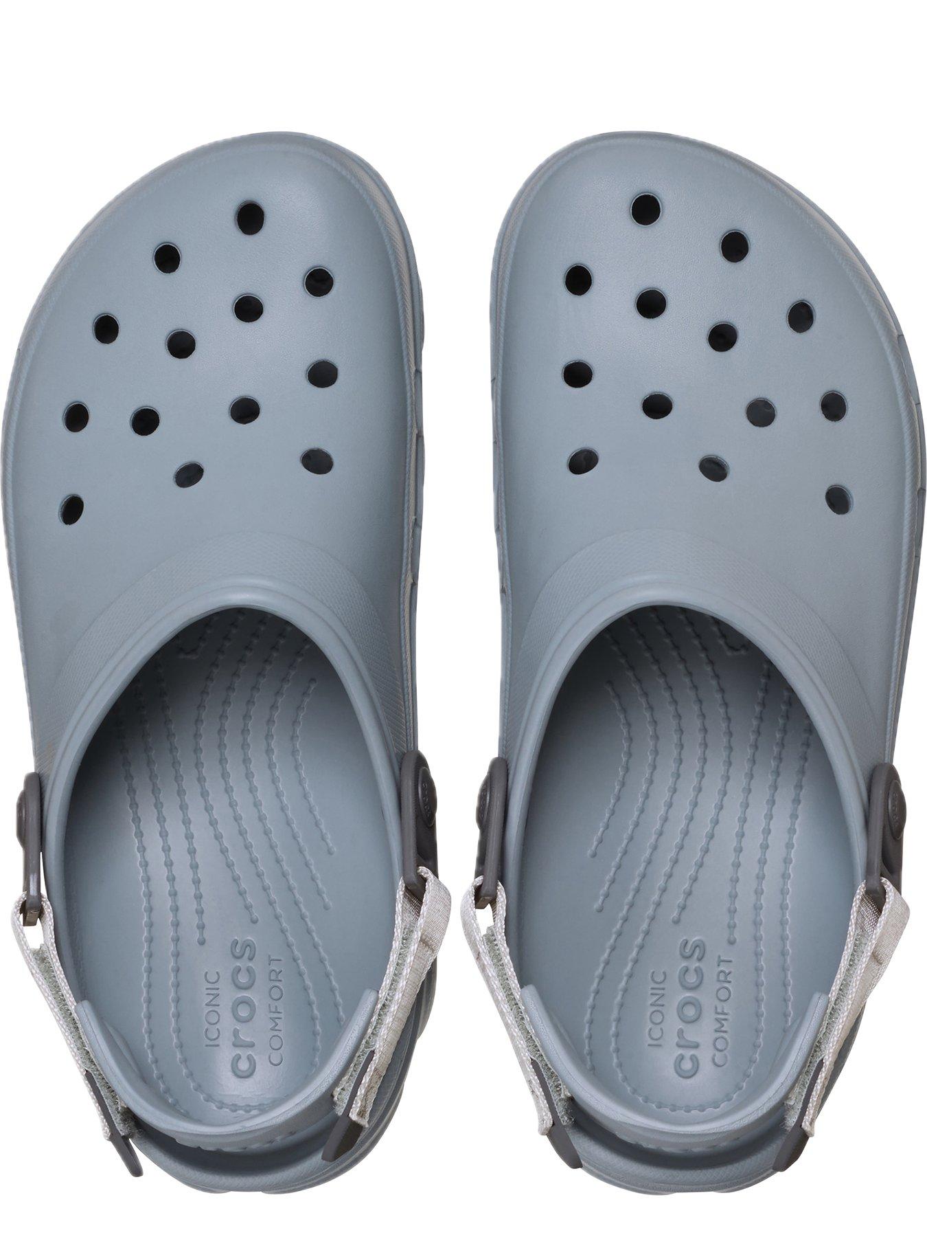 crocs-mens-all-terrain-clog-sandal-greyoutfit