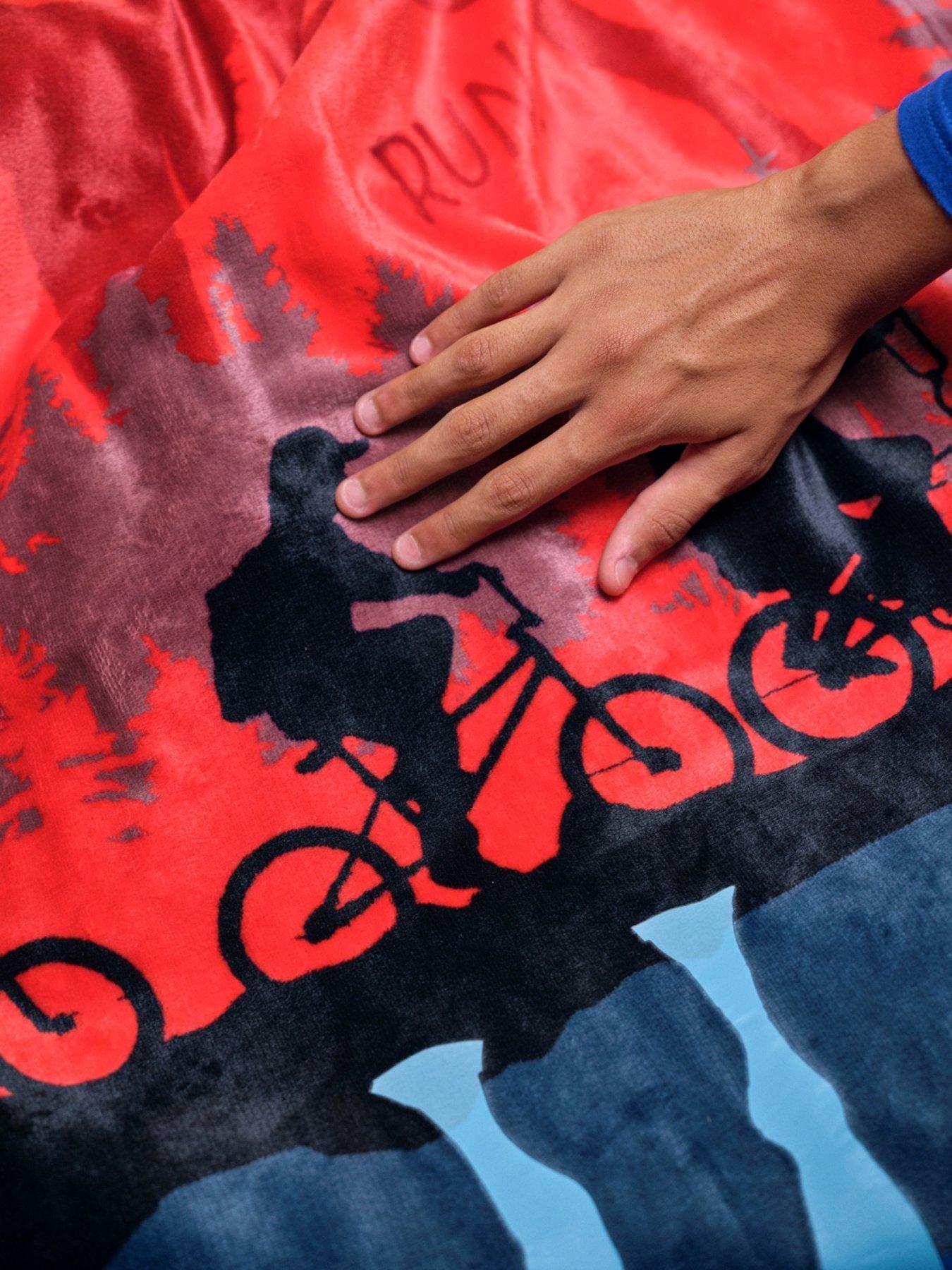 Image 3 of 5 of Dreamland Netflix Stranger Things Colour Changing Heated Throw