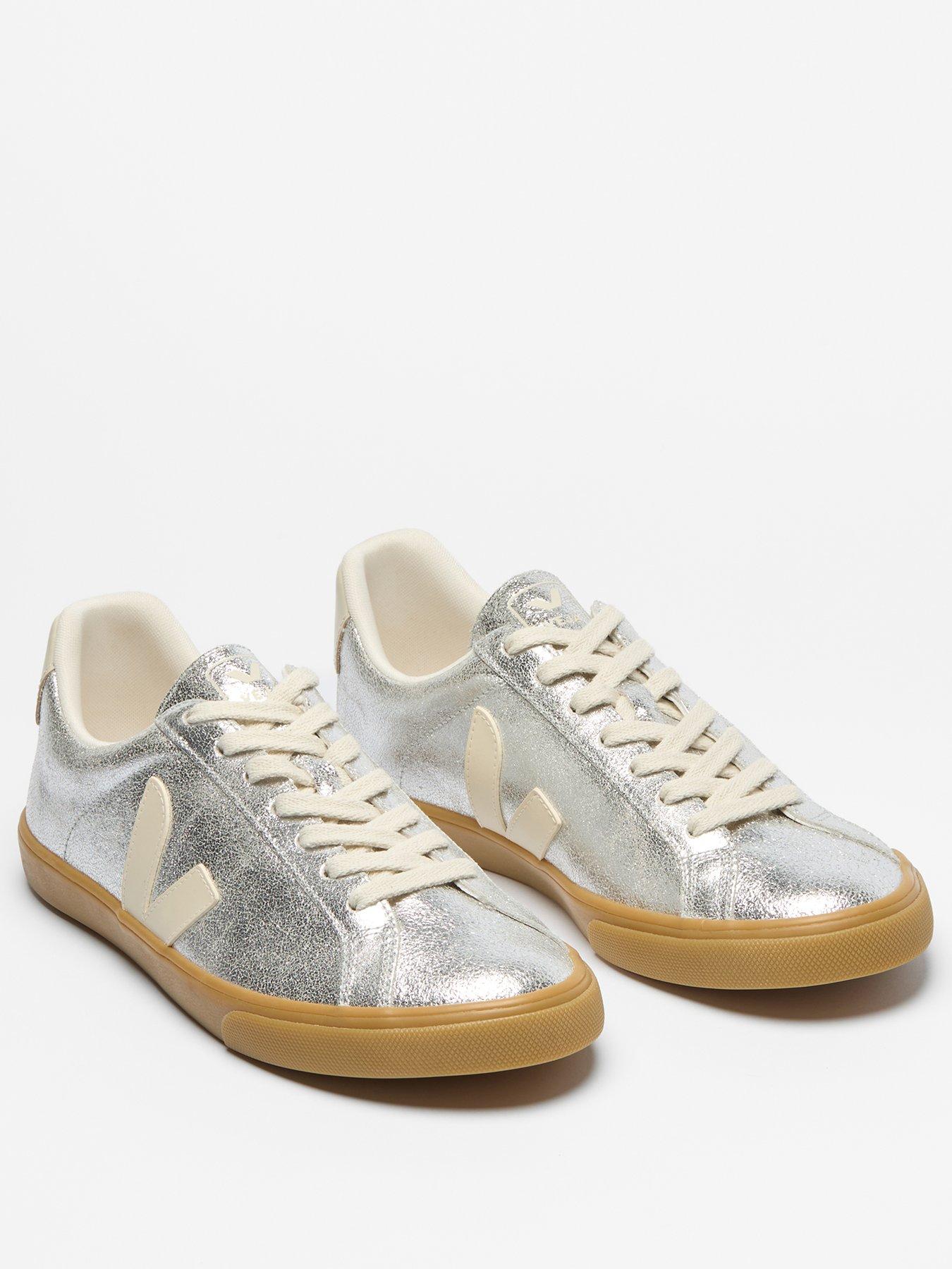veja-esplar-logo-suede-silver_pierre_nat-41-trainers-silverstillFront