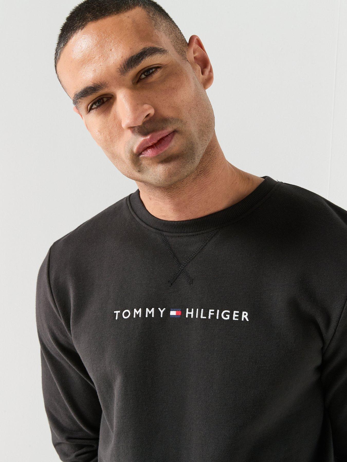 tommy-hilfiger-linear-logo-loungewear-sweatshirt-blackoutfit