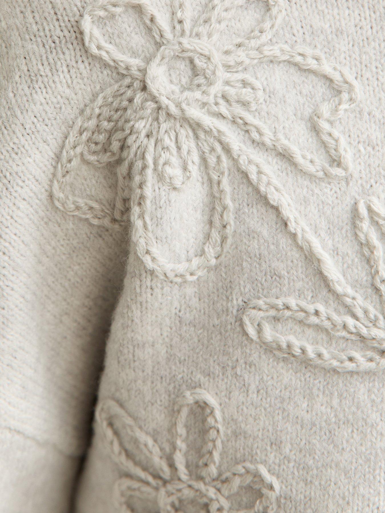 new-look-floral-embroidered-jumper-light-greydetail