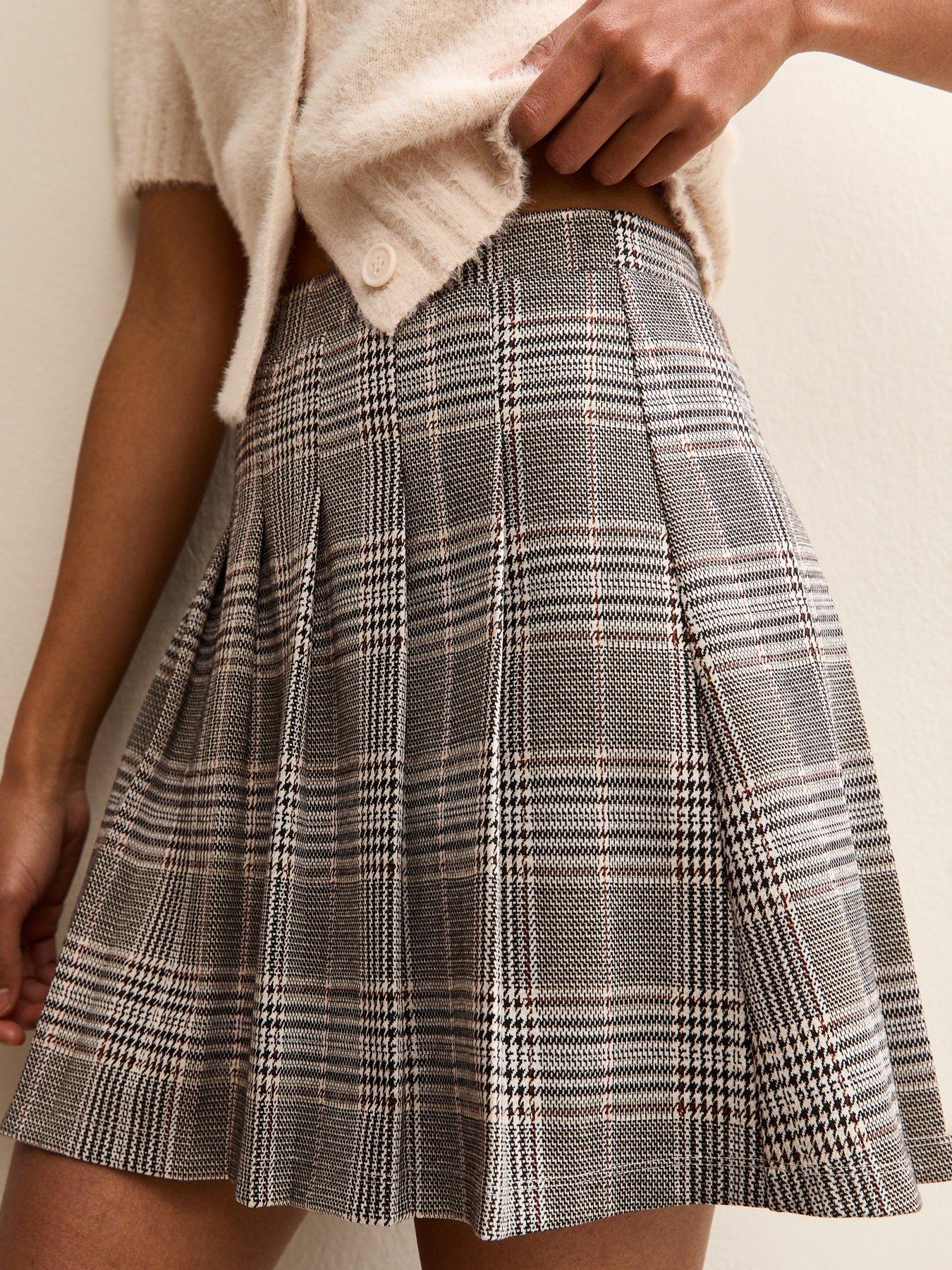 new-look-checked-pleated-mini-skirt-greyoutfit