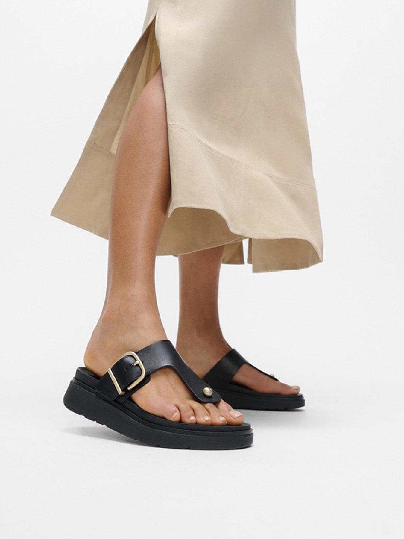 fitflop-gen-ff-buckle-leather-toe-post-sandalsstillFront