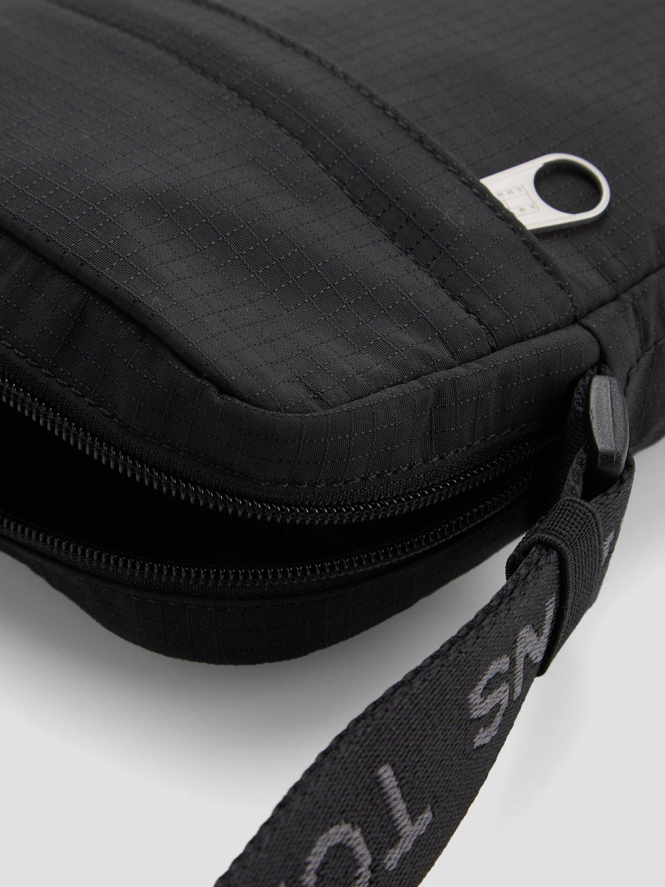 tommy-jeans-essential-daily-ripstop-reporter-bag-blackdetail