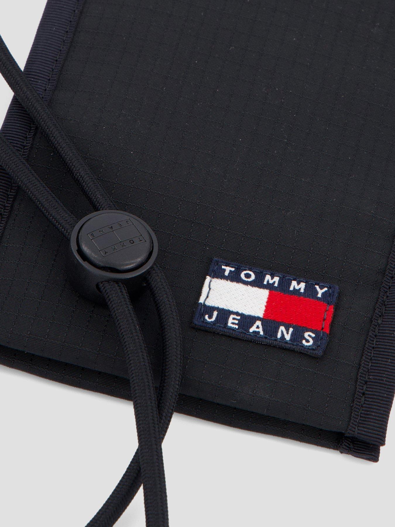 tommy-jeans-essential-daily-ripstop-trifold-wallet-with-lanyard-blackoutfit