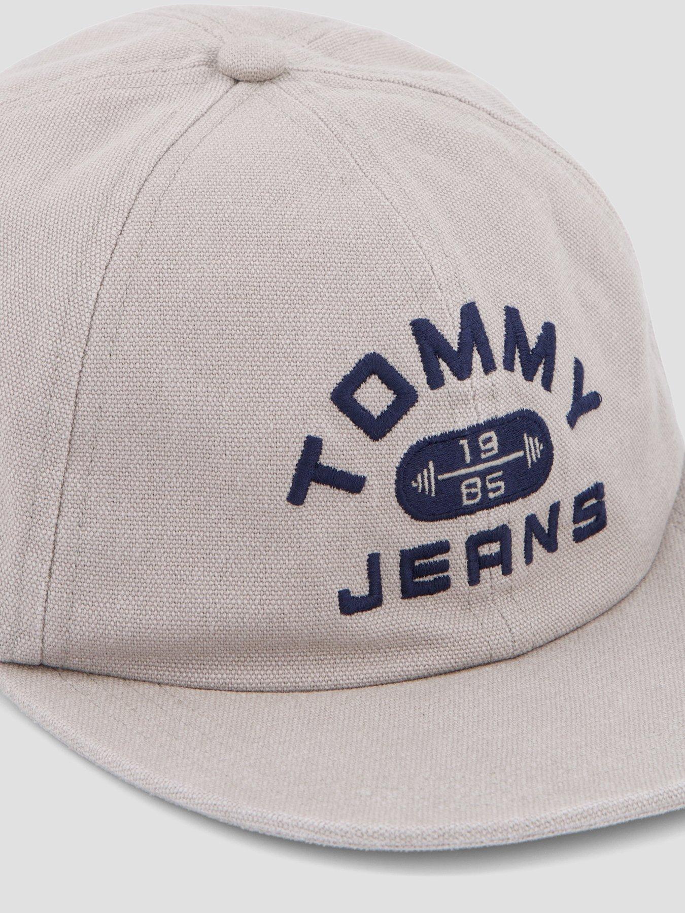 tommy-jeans-tommy-jeans-world-gym-graphic-cap-greyoutfit