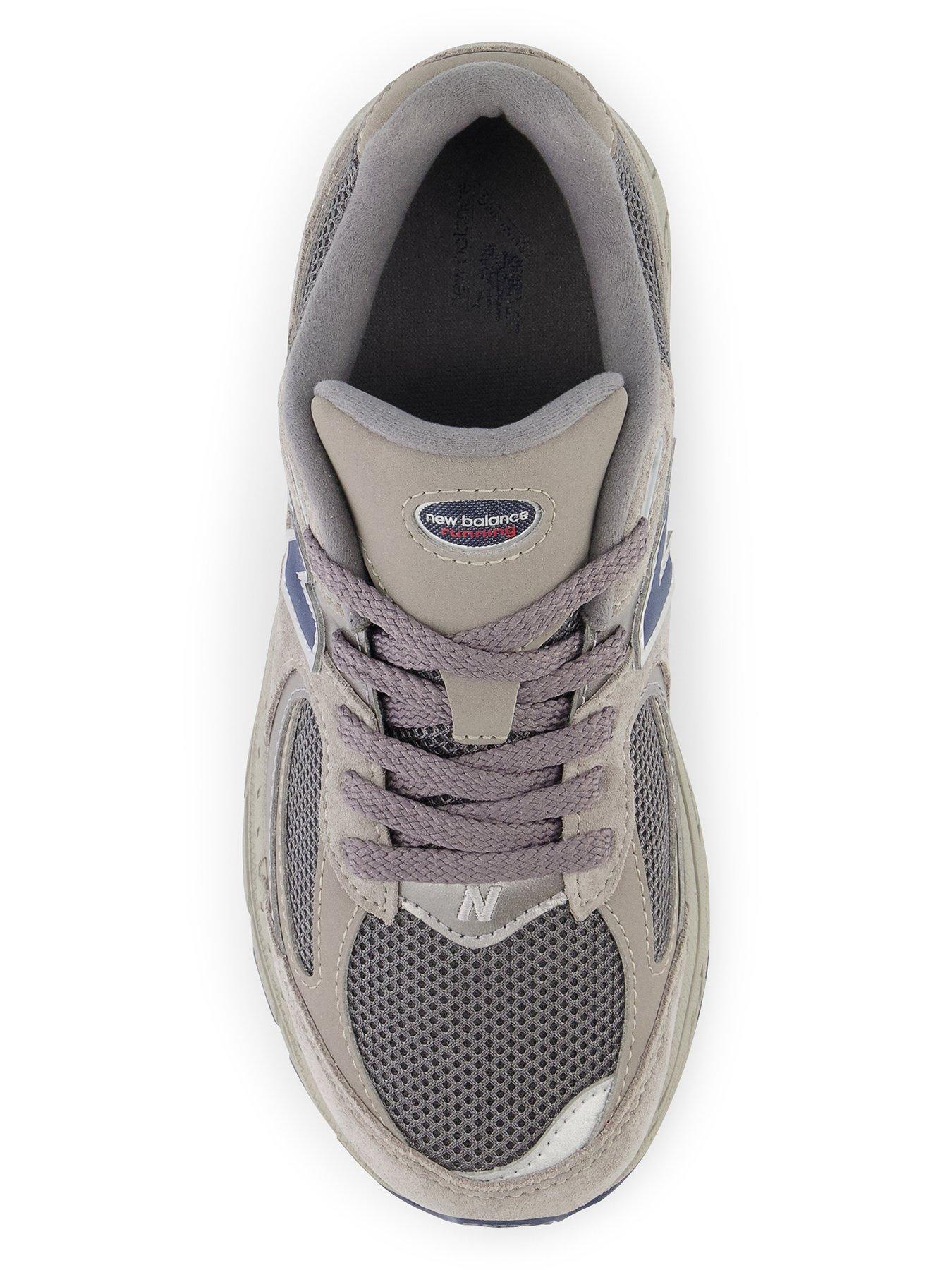 new-balance-junior-2002-trainer-greyoutfit