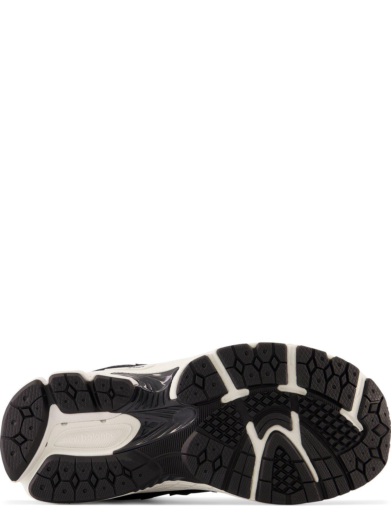 new-balance-kids-2002-trainer-blackdetail