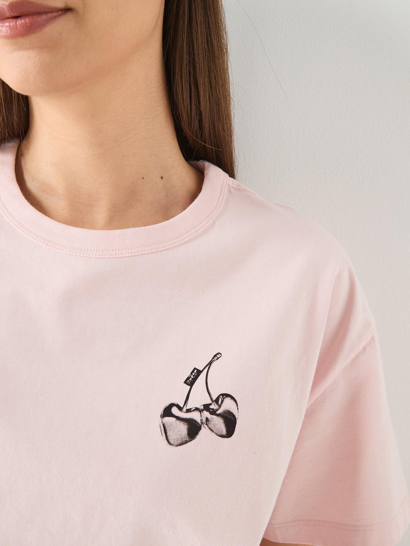 levis-vintage-cherry-graphic-t-shirt-pinkoutfit