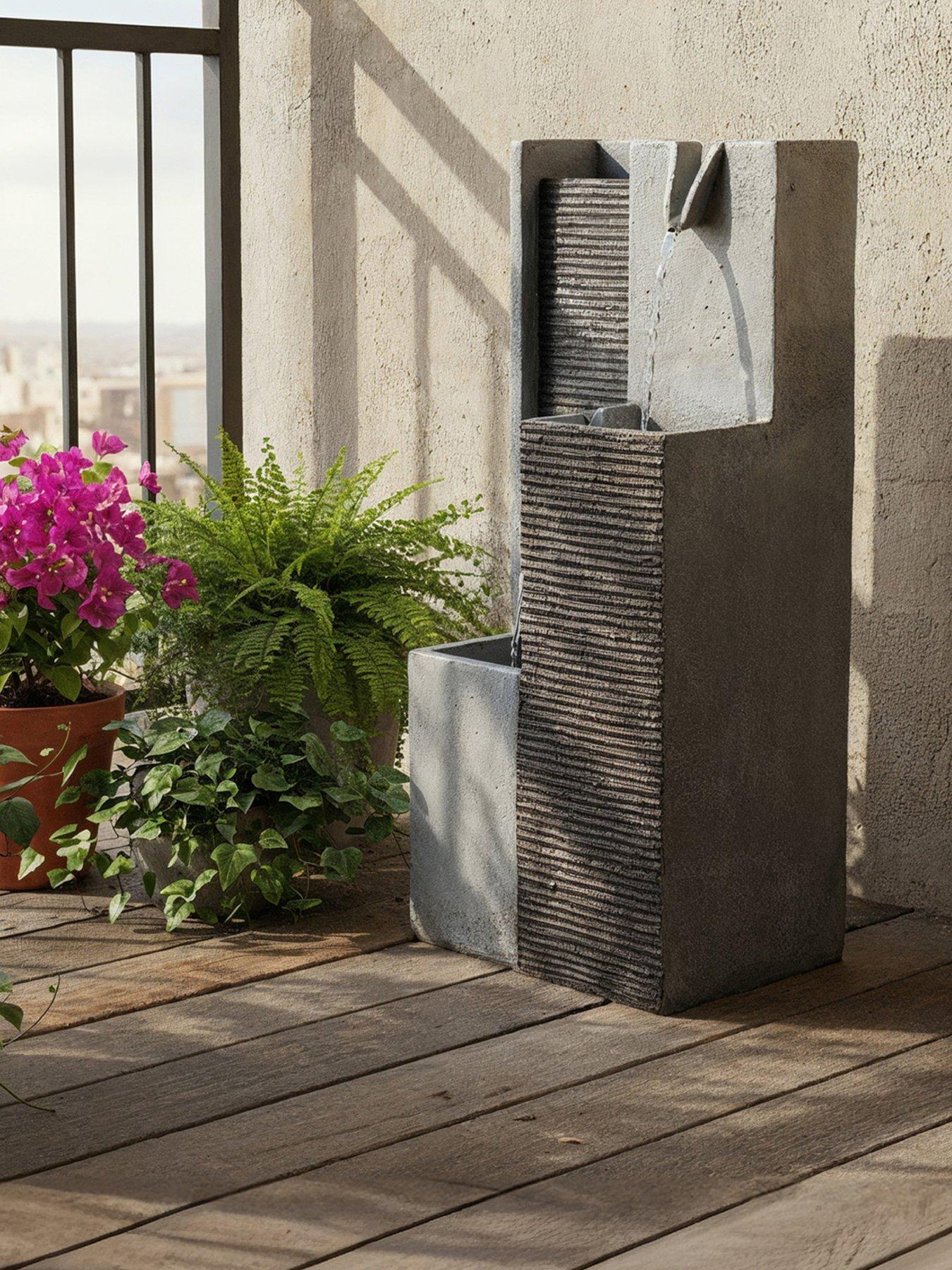 streetwize-trickle-solar-powered-water-fountainfront