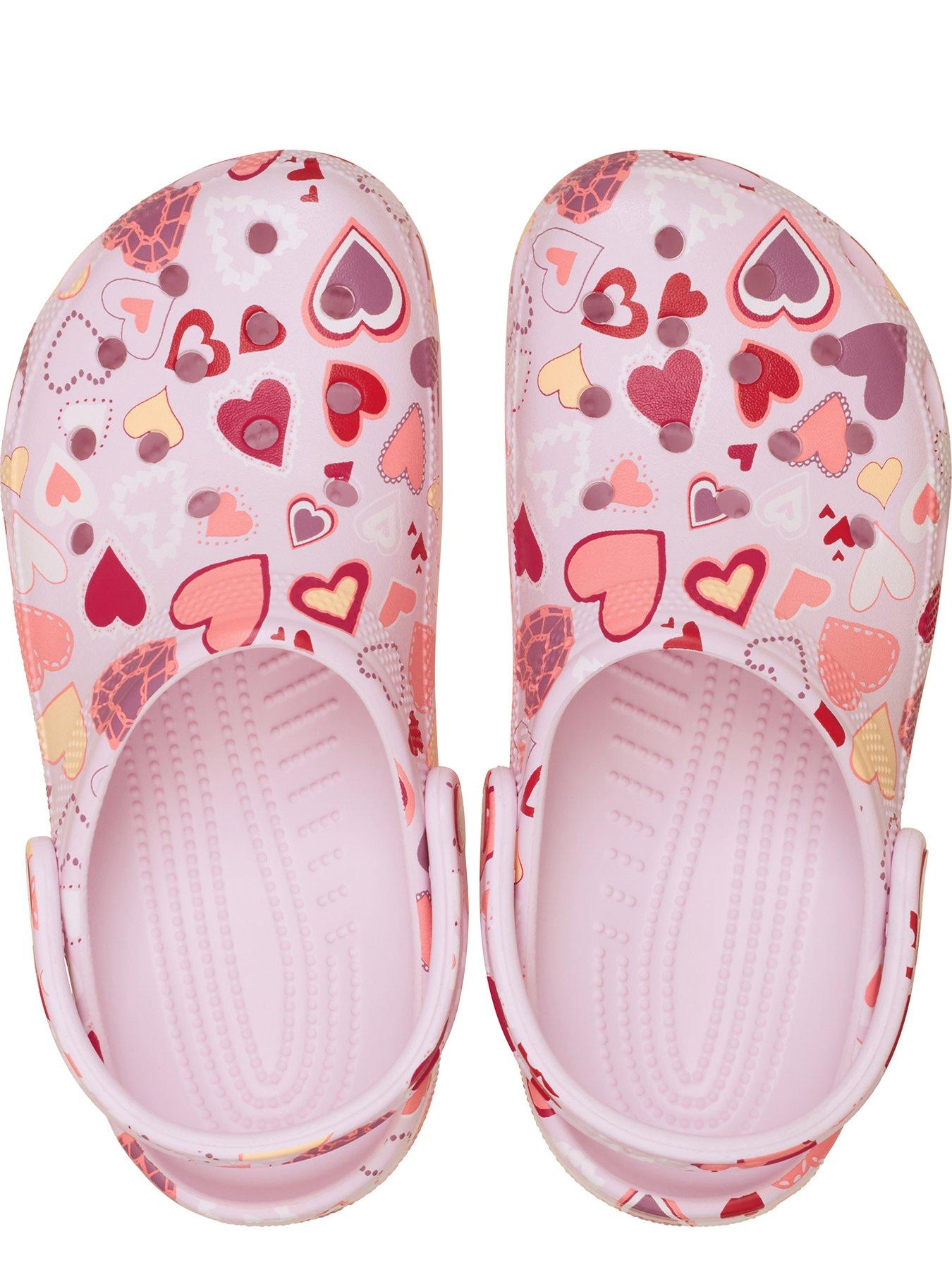 crocs-classic-vday-clog-koutfit